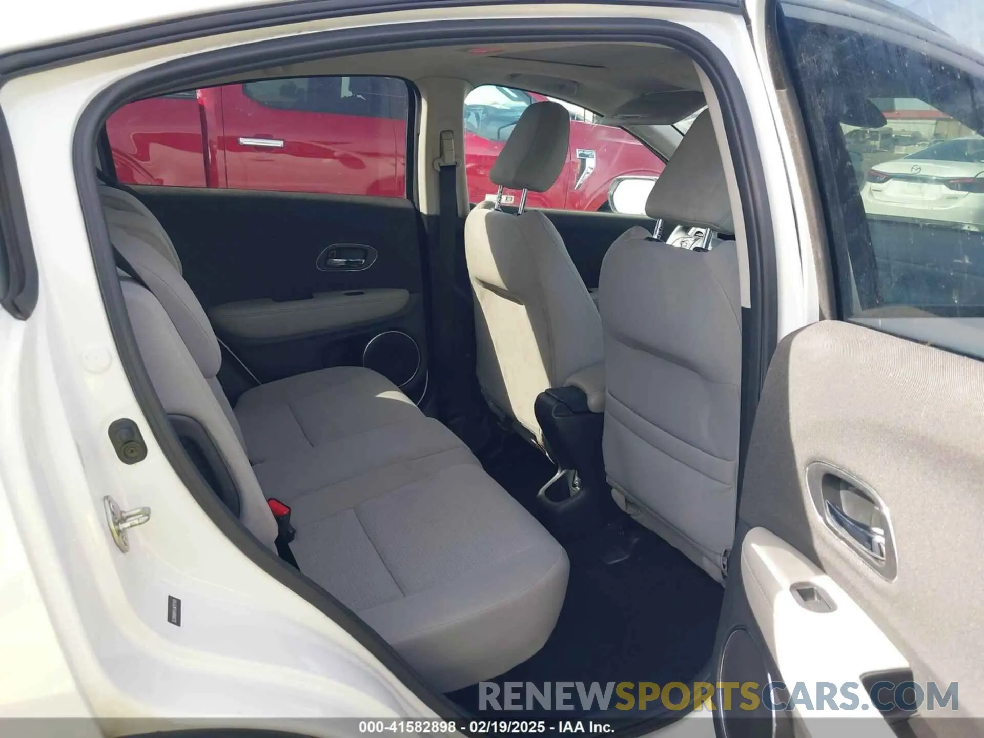 8 Photograph of a damaged car 3CZRU6H51LM721101 HONDA HR-V 2020