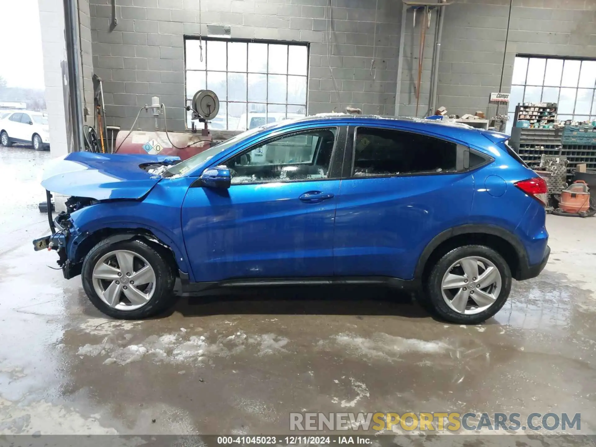 14 Photograph of a damaged car 3CZRU6H52LM724136 HONDA HR-V 2020