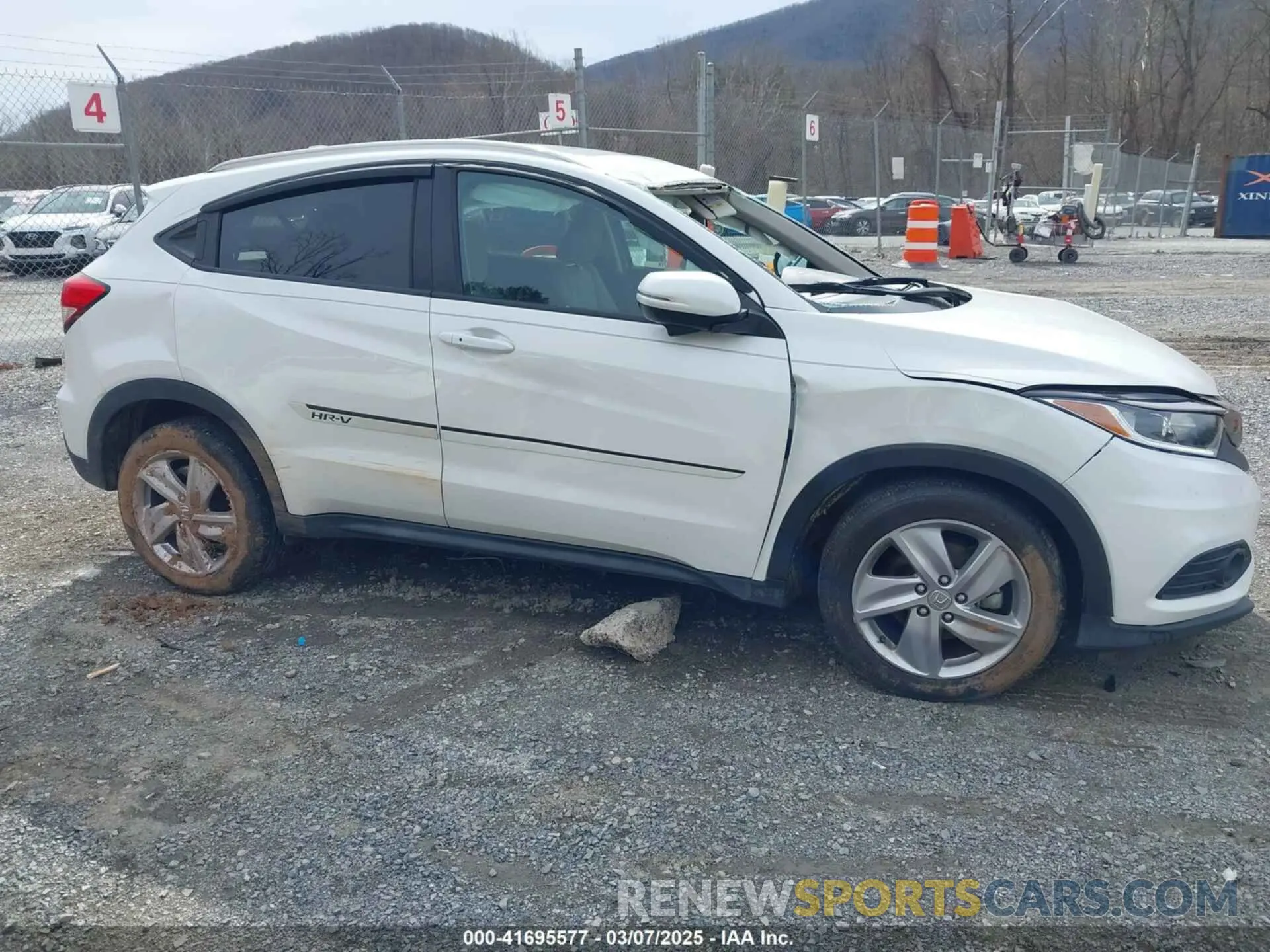13 Photograph of a damaged car 3CZRU6H53LM708933 HONDA HR-V 2020