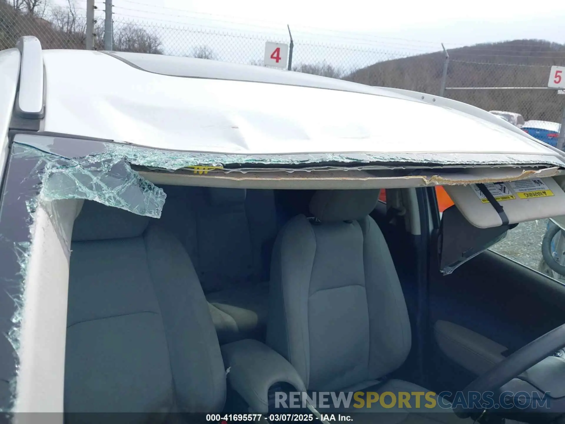 17 Photograph of a damaged car 3CZRU6H53LM708933 HONDA HR-V 2020