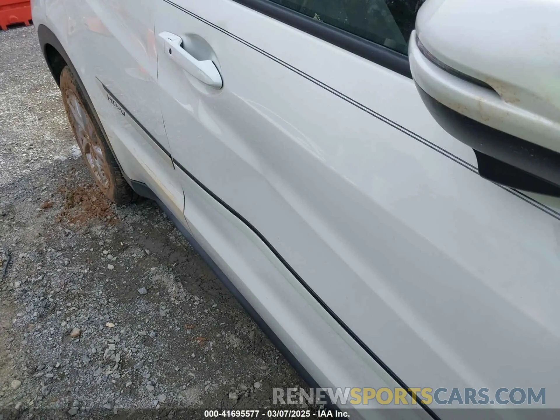 18 Photograph of a damaged car 3CZRU6H53LM708933 HONDA HR-V 2020
