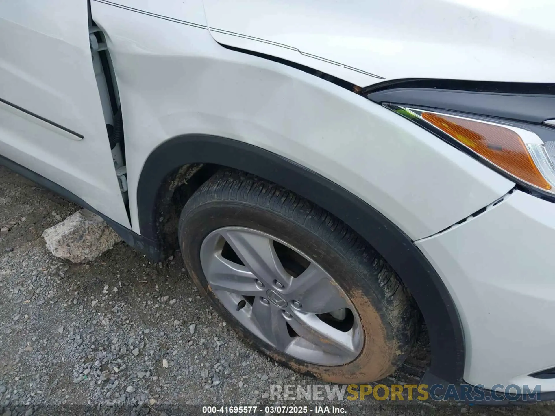 19 Photograph of a damaged car 3CZRU6H53LM708933 HONDA HR-V 2020