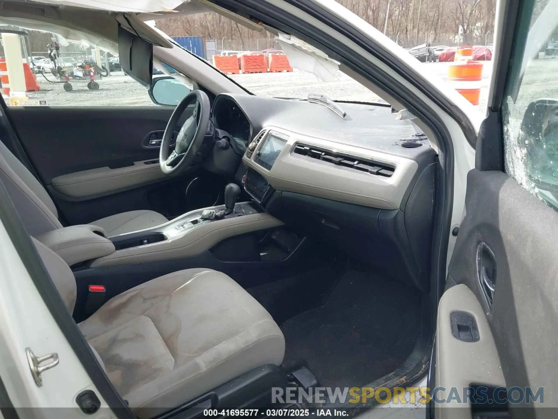 5 Photograph of a damaged car 3CZRU6H53LM708933 HONDA HR-V 2020