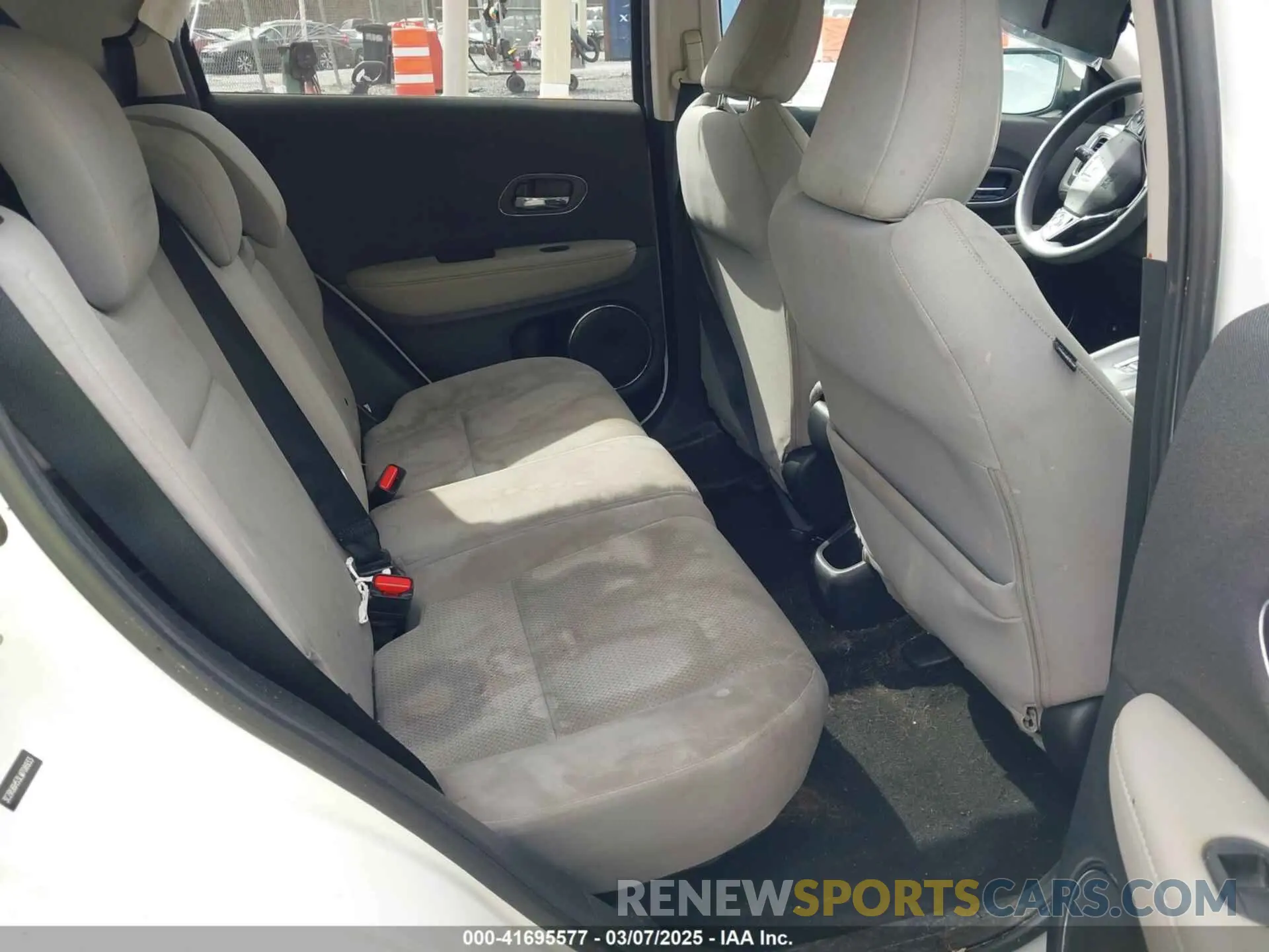8 Photograph of a damaged car 3CZRU6H53LM708933 HONDA HR-V 2020
