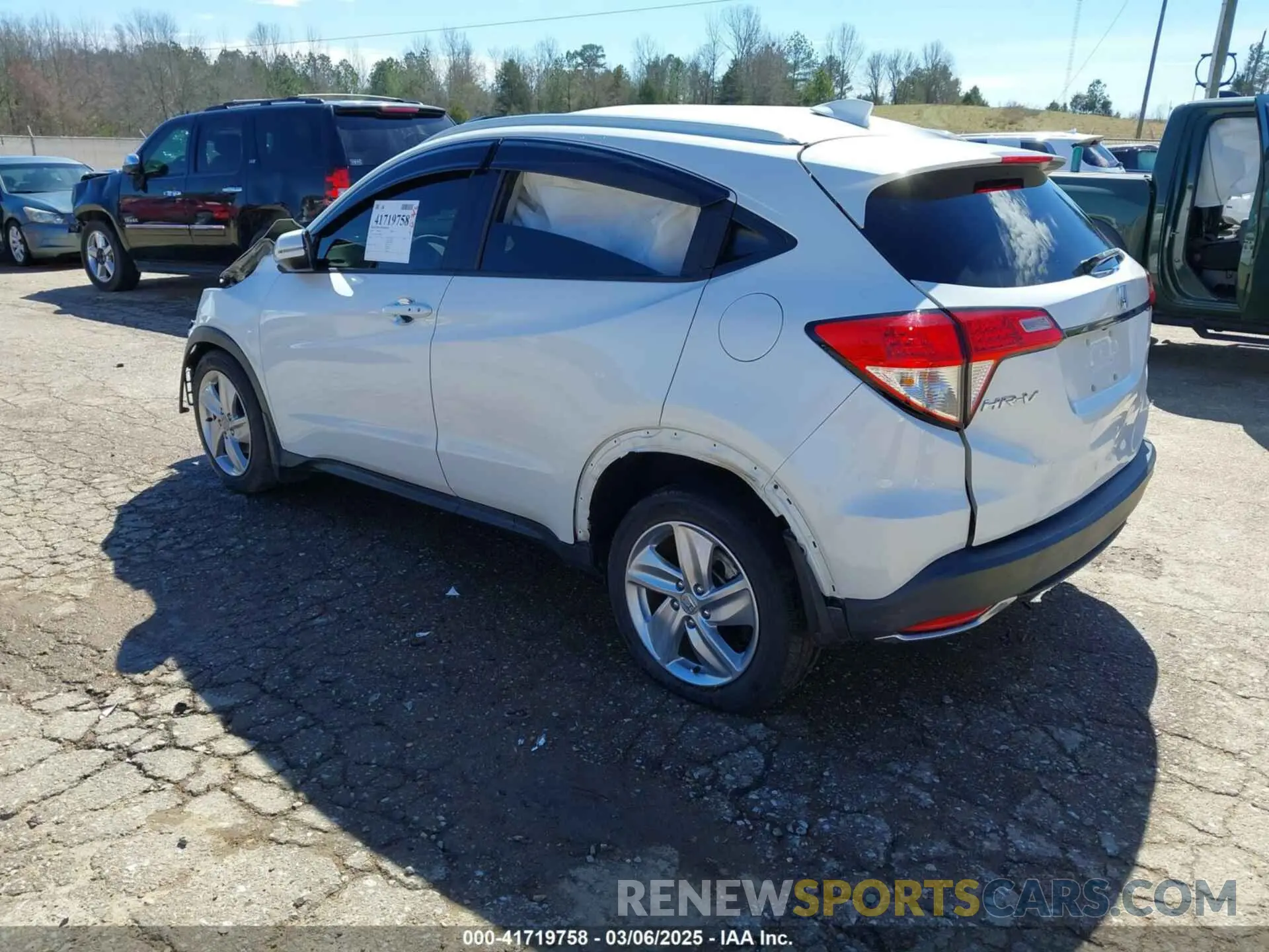 3 Photograph of a damaged car 3CZRU6H57LM719014 HONDA HR-V 2020
