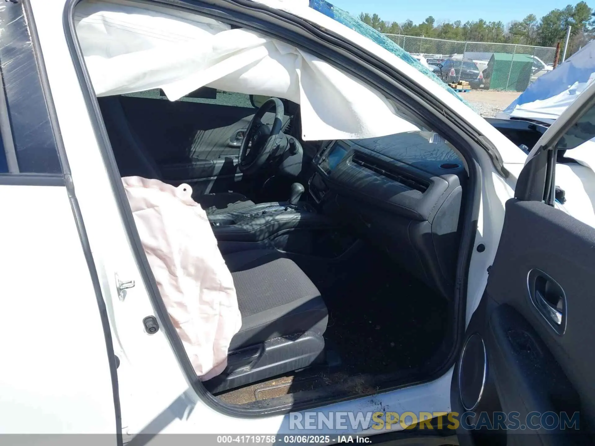 5 Photograph of a damaged car 3CZRU6H57LM719014 HONDA HR-V 2020