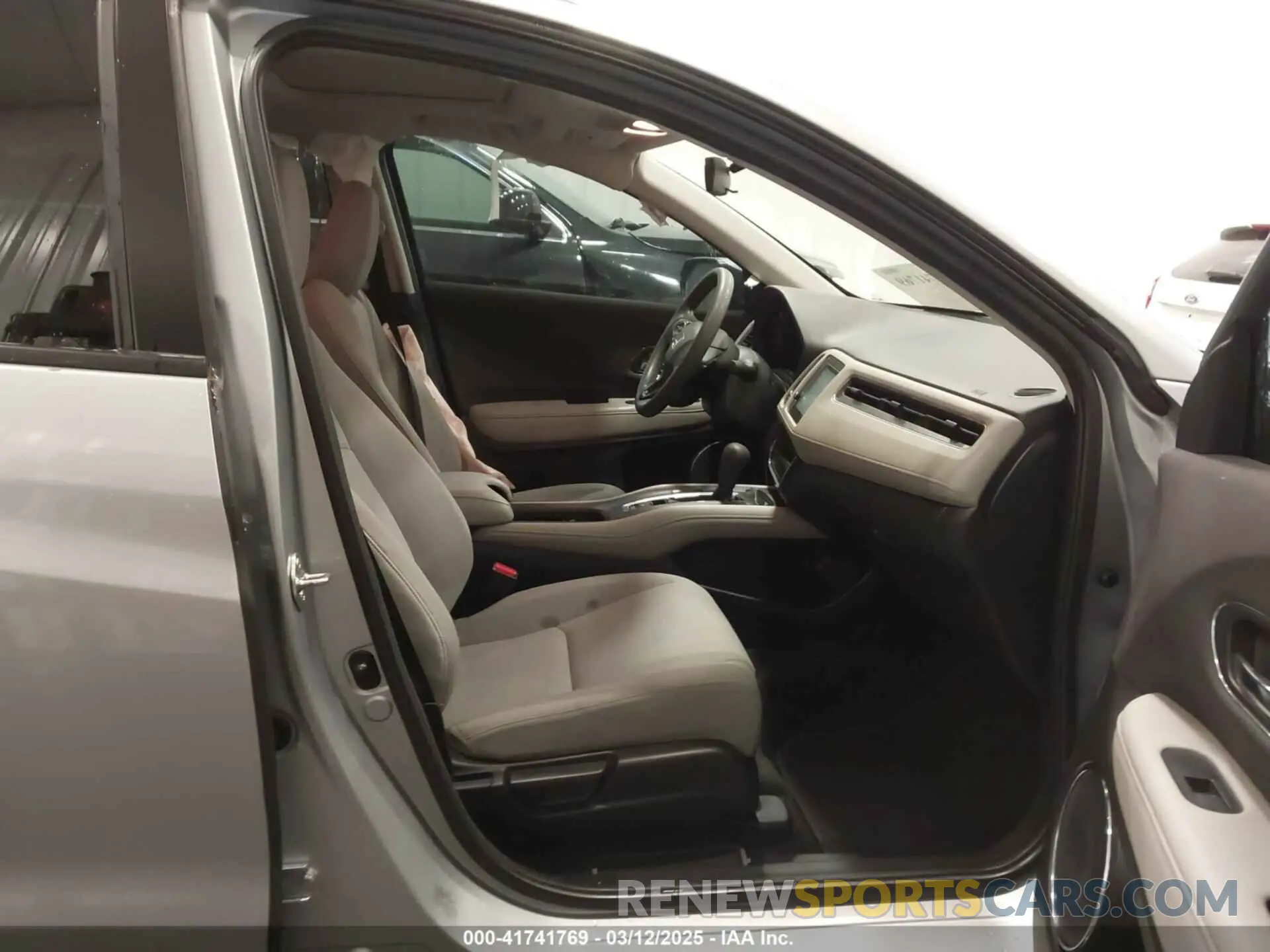 5 Photograph of a damaged car 3CZRU6H59LM725929 HONDA HR-V 2020