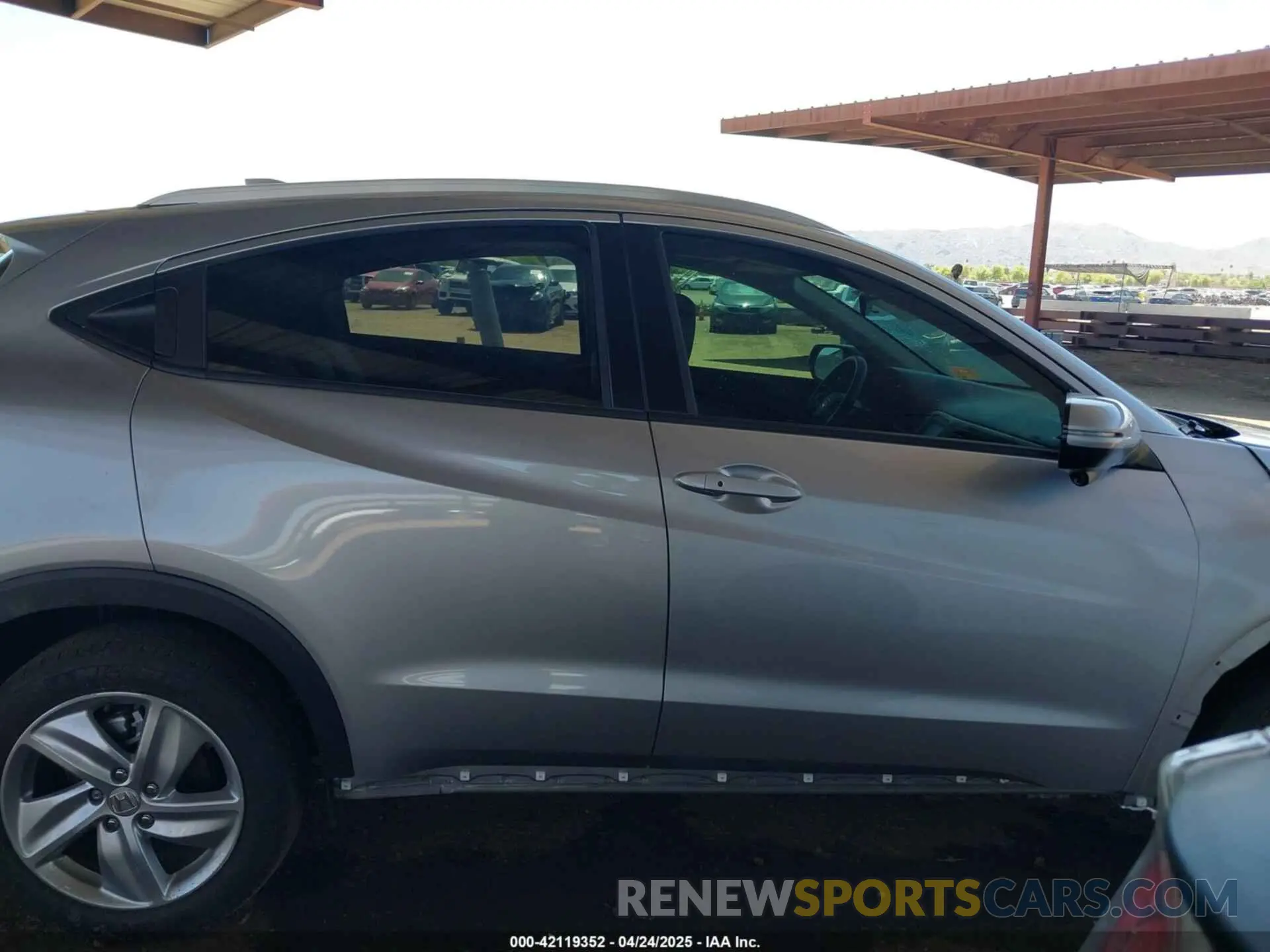 14 Photograph of a damaged car 3CZRU6H5XLM702563 HONDA HR-V 2020