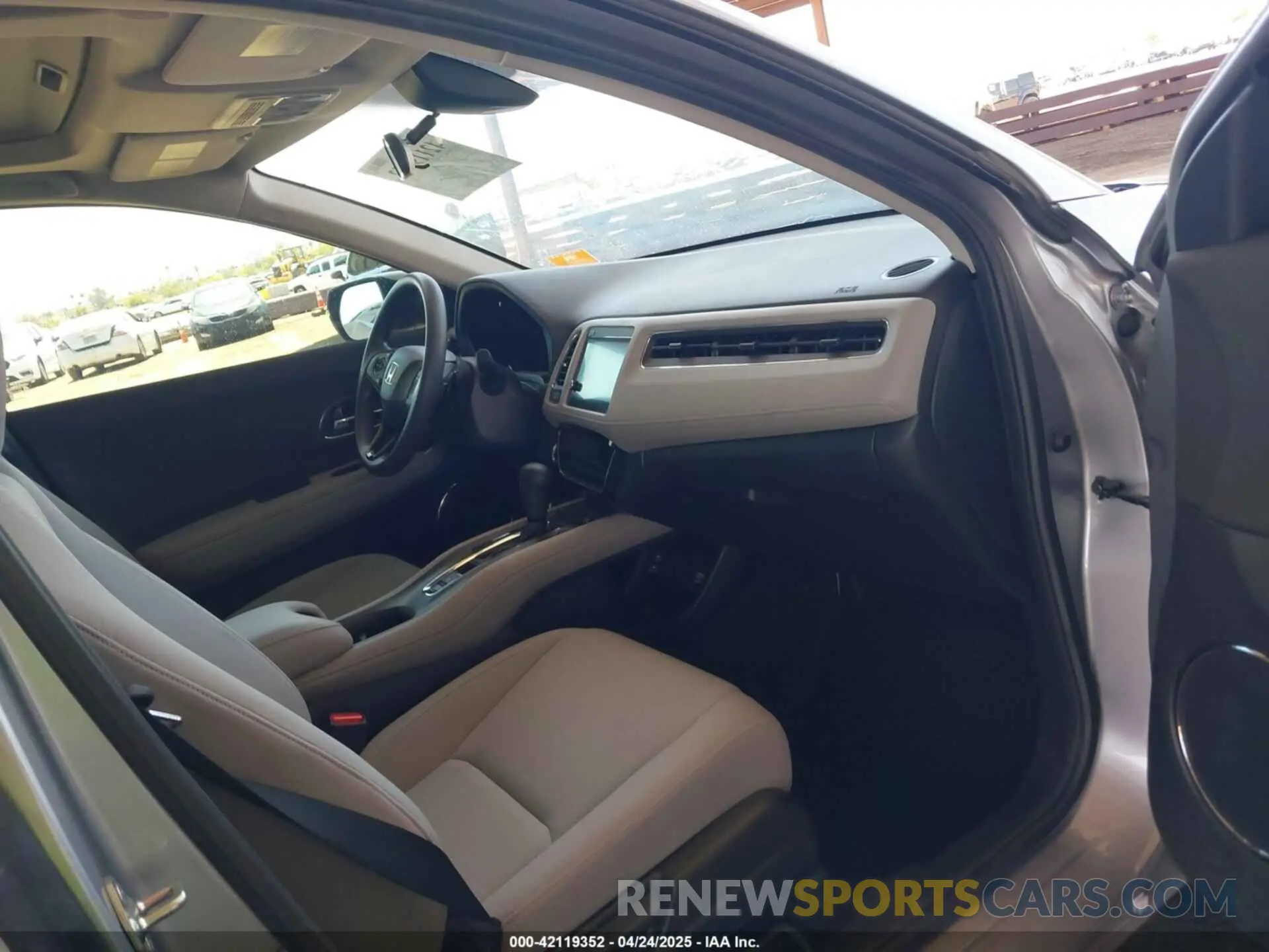 5 Photograph of a damaged car 3CZRU6H5XLM702563 HONDA HR-V 2020