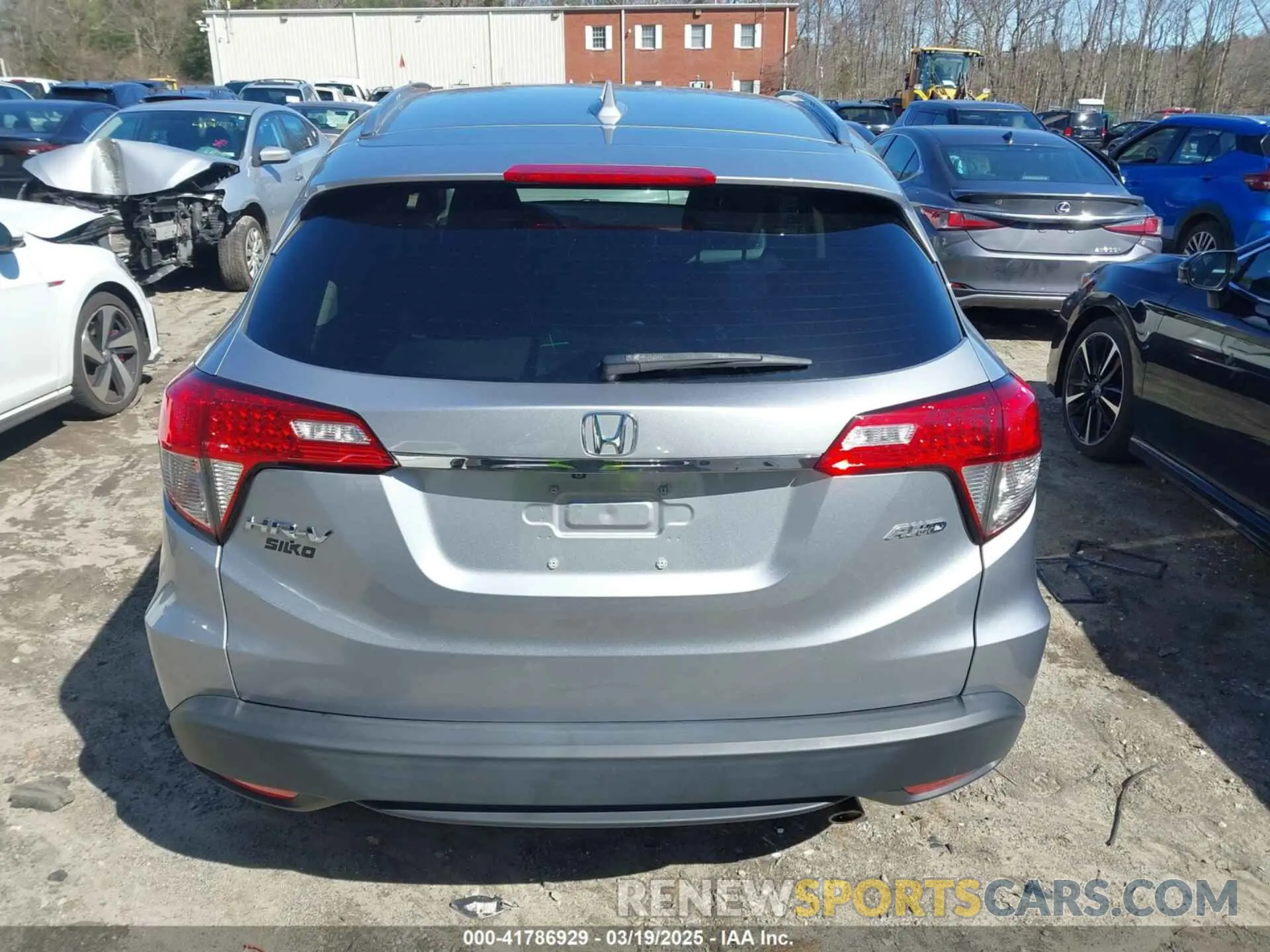 17 Photograph of a damaged car 3CZRU6H5XLM715538 HONDA HR-V 2020