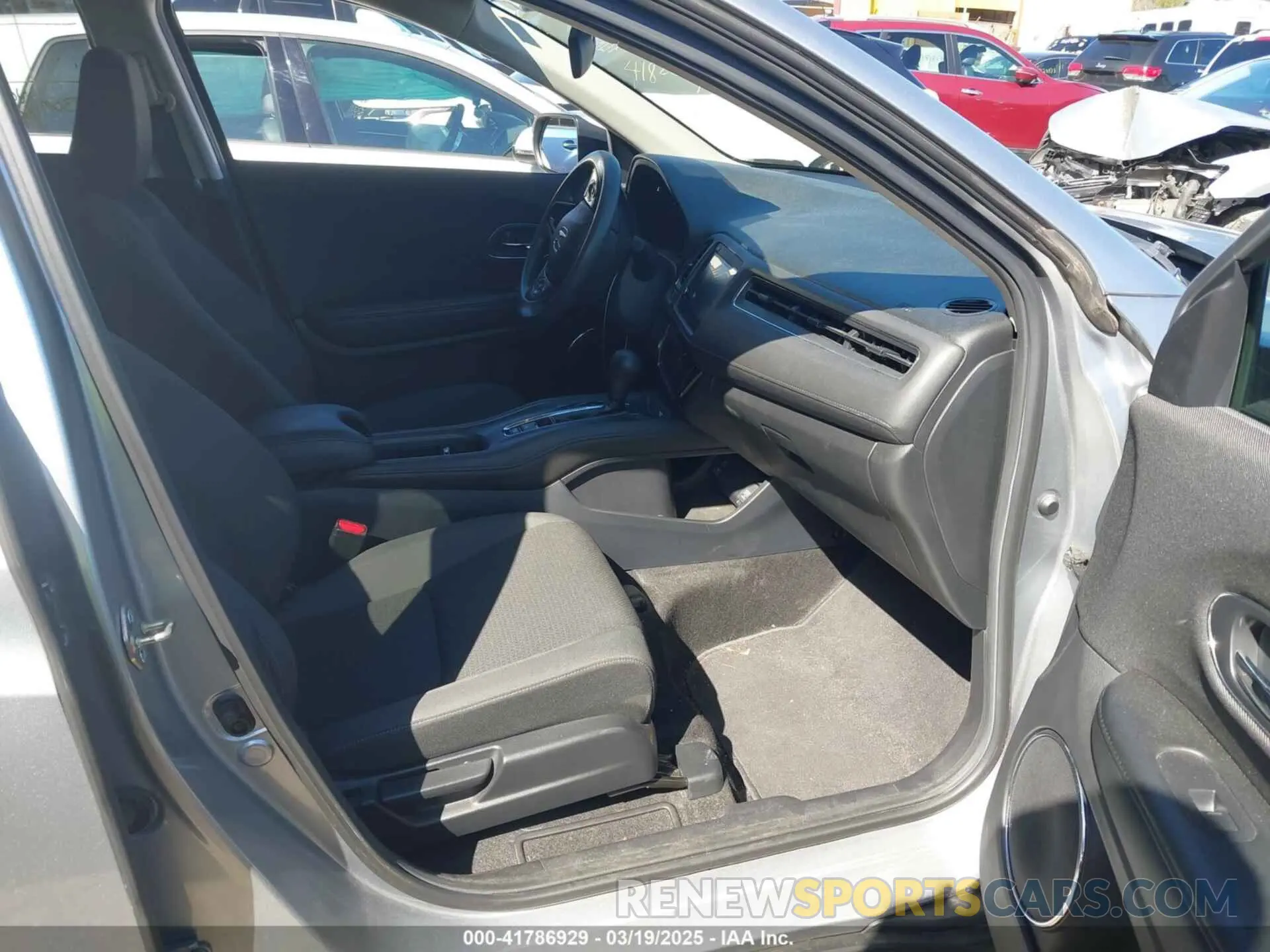 5 Photograph of a damaged car 3CZRU6H5XLM715538 HONDA HR-V 2020