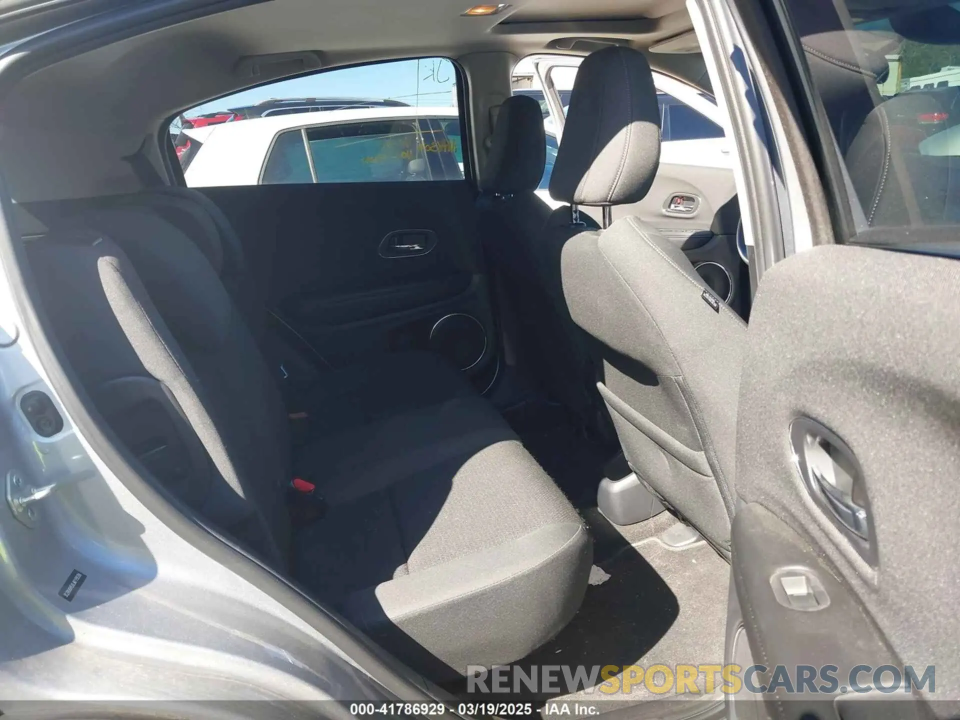 8 Photograph of a damaged car 3CZRU6H5XLM715538 HONDA HR-V 2020