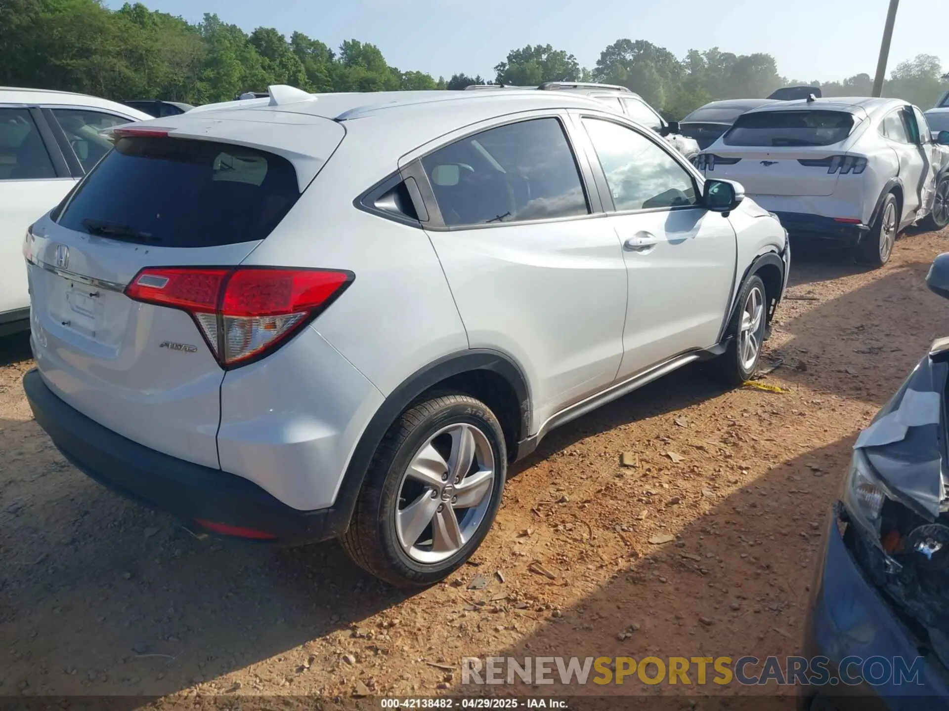 4 Photograph of a damaged car 3CZRU6H5XLM726300 HONDA HR-V 2020