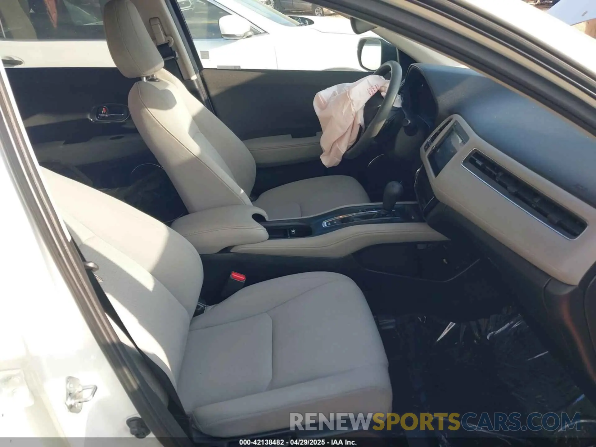 5 Photograph of a damaged car 3CZRU6H5XLM726300 HONDA HR-V 2020