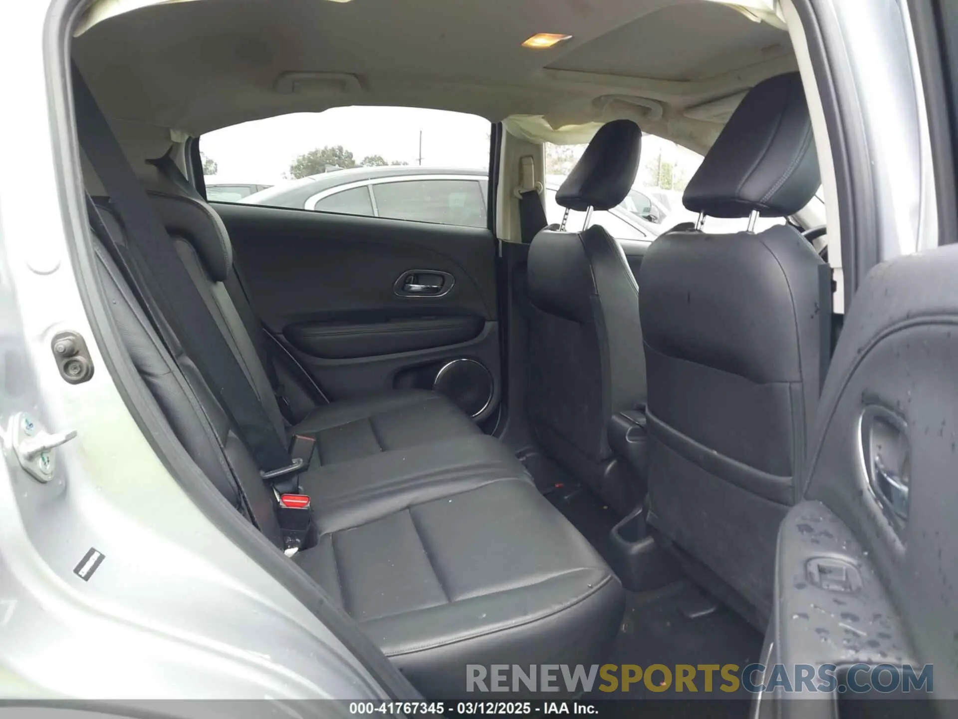 8 Photograph of a damaged car 3CZRU6H96LM736440 HONDA HR-V 2020
