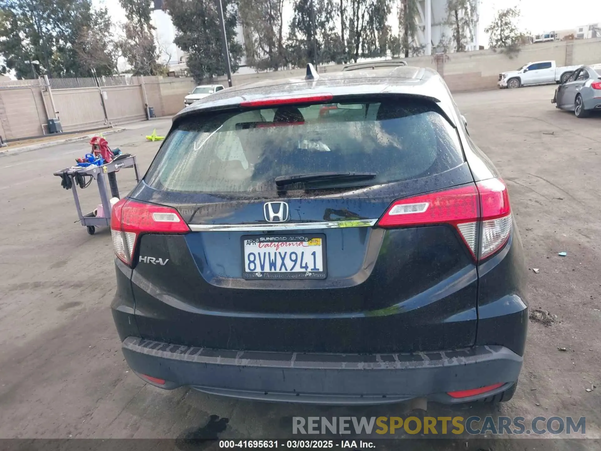 17 Photograph of a damaged car 3CZRU5H32MM713938 HONDA HR-V 2021