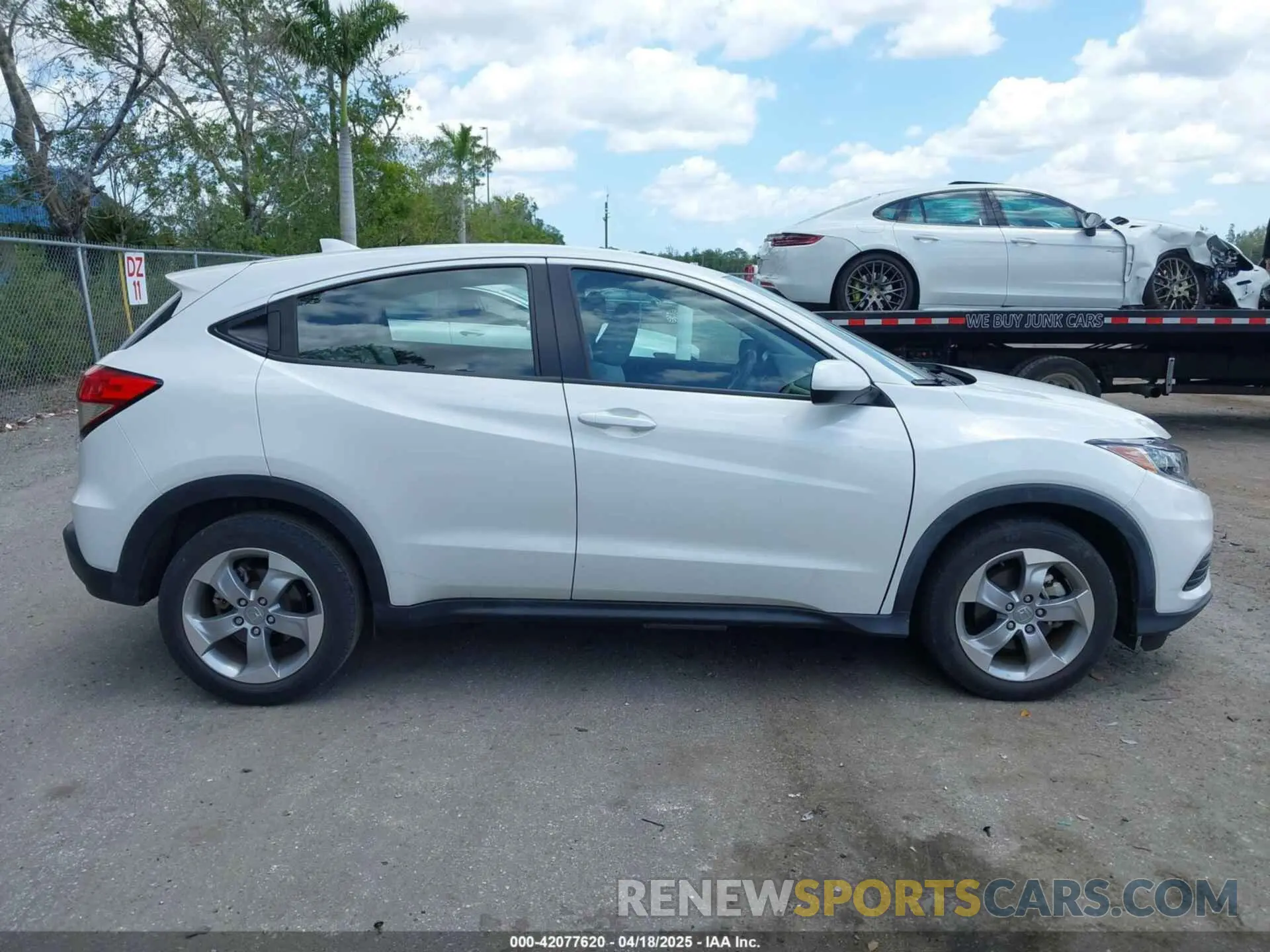 14 Photograph of a damaged car 3CZRU5H33MM728433 HONDA HR-V 2021