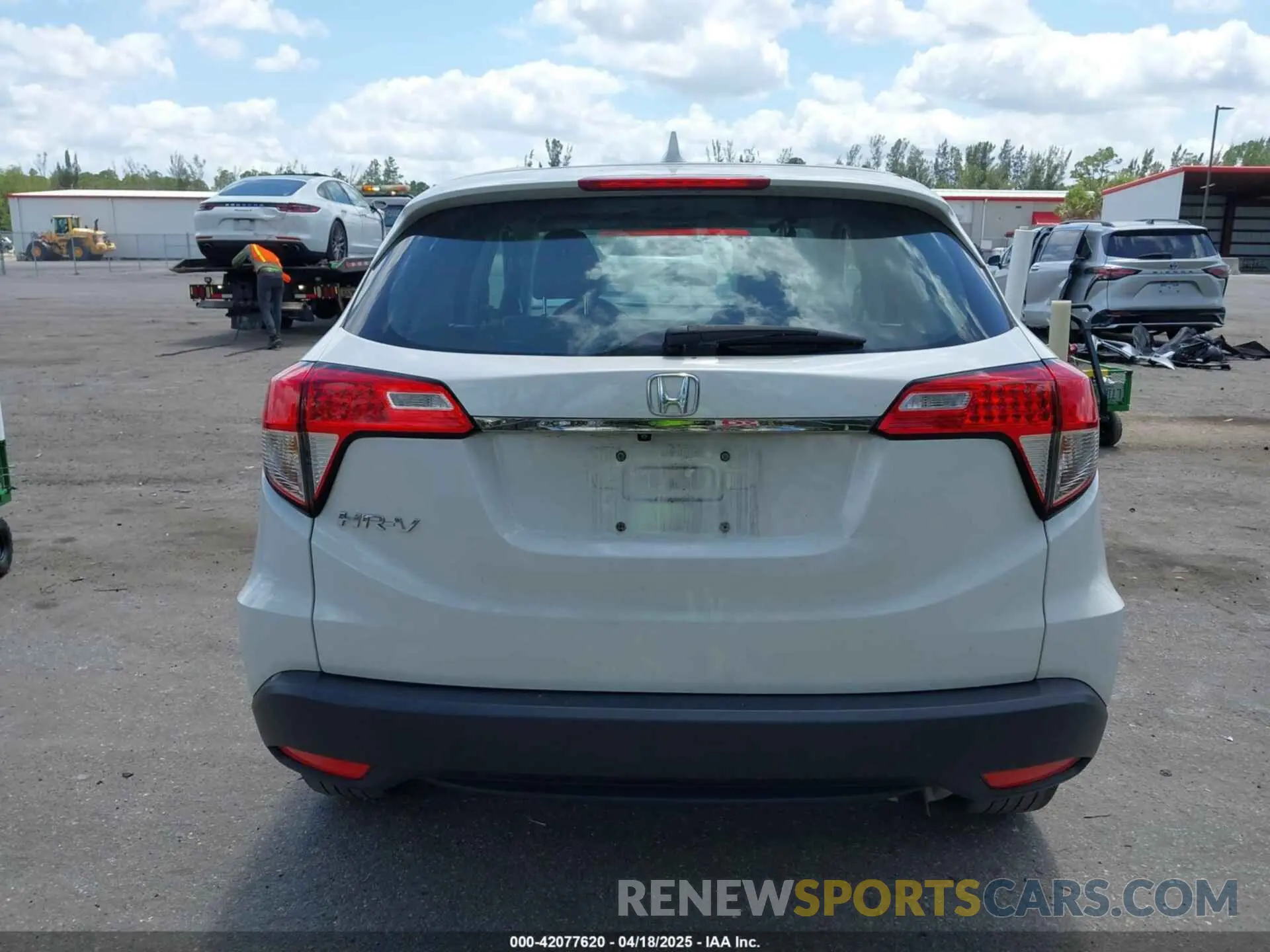 17 Photograph of a damaged car 3CZRU5H33MM728433 HONDA HR-V 2021