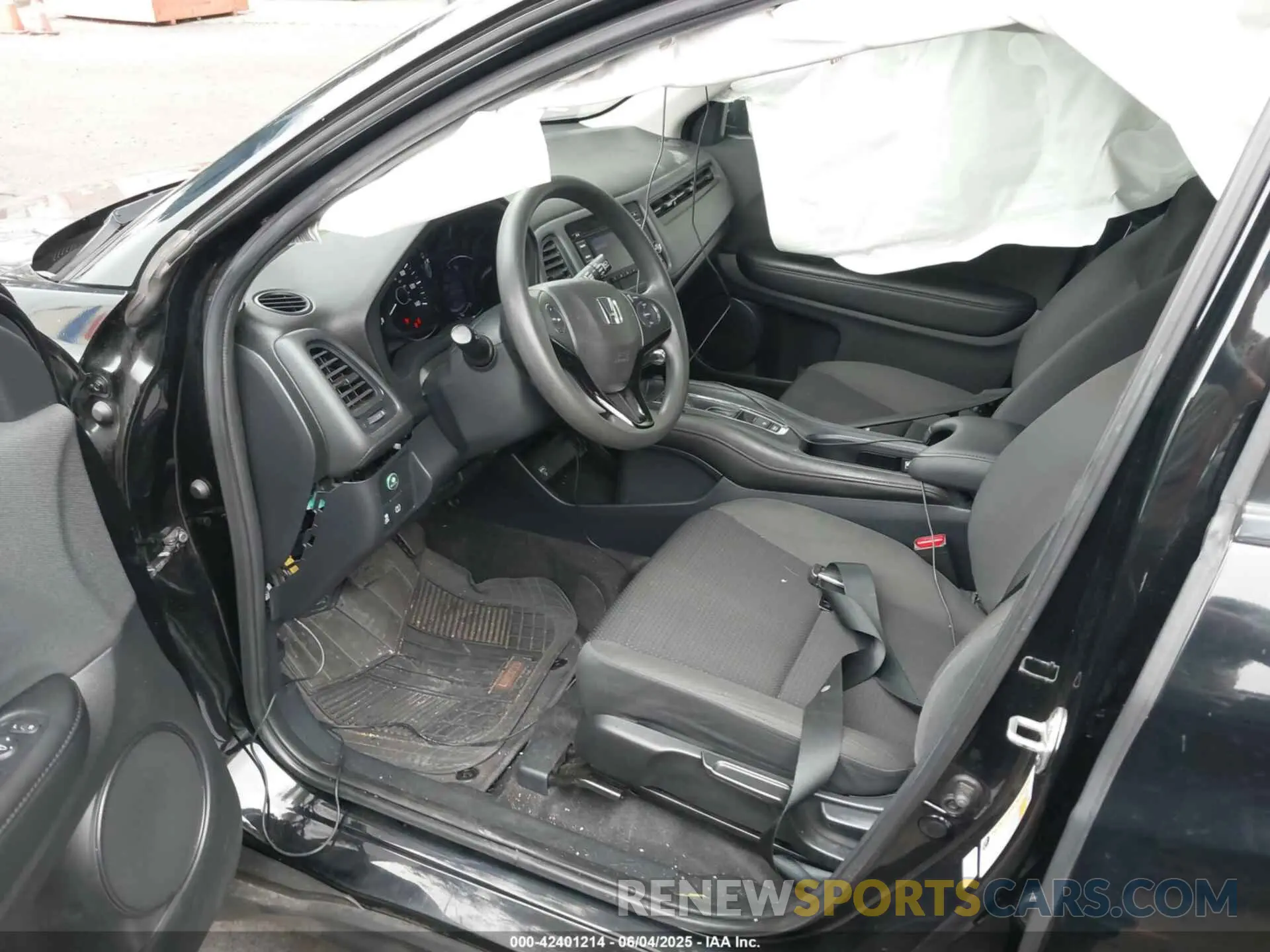 18 Photograph of a damaged car 3CZRU5H37MM704782 HONDA HR-V 2021