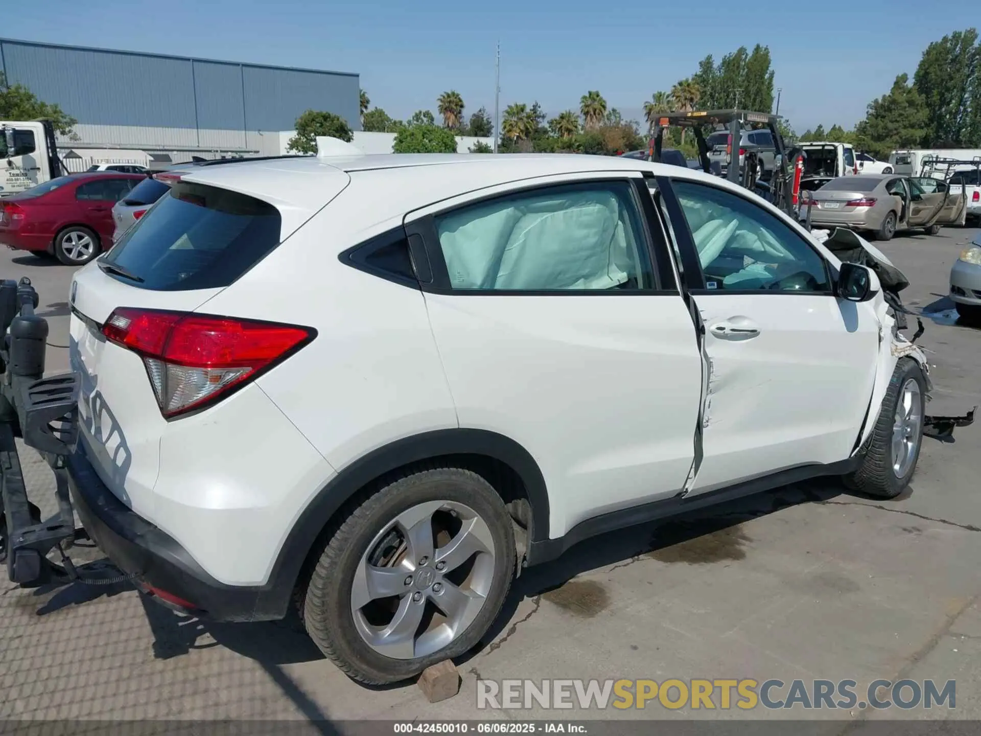 16 Photograph of a damaged car 3CZRU5H3XMM723617 HONDA HR-V 2021