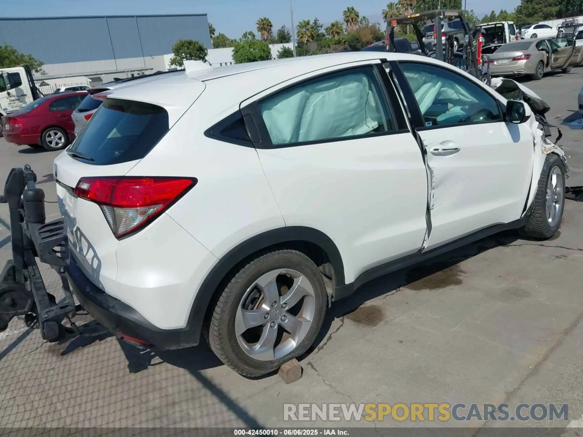 4 Photograph of a damaged car 3CZRU5H3XMM723617 HONDA HR-V 2021