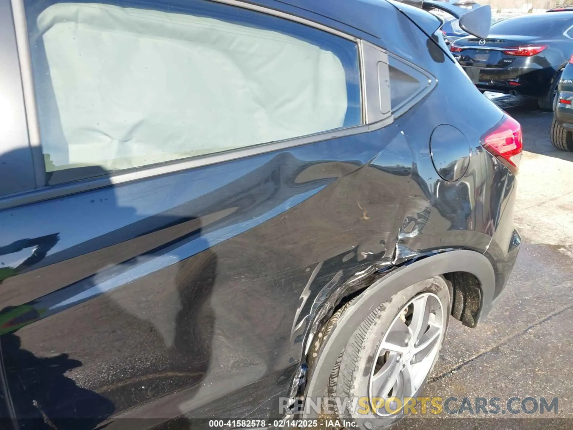 17 Photograph of a damaged car 3CZRU5H55MM729052 HONDA HR-V 2021