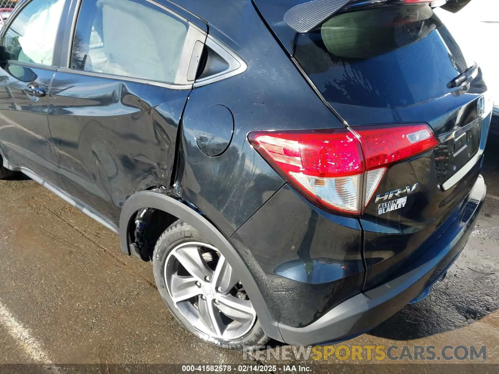 18 Photograph of a damaged car 3CZRU5H55MM729052 HONDA HR-V 2021