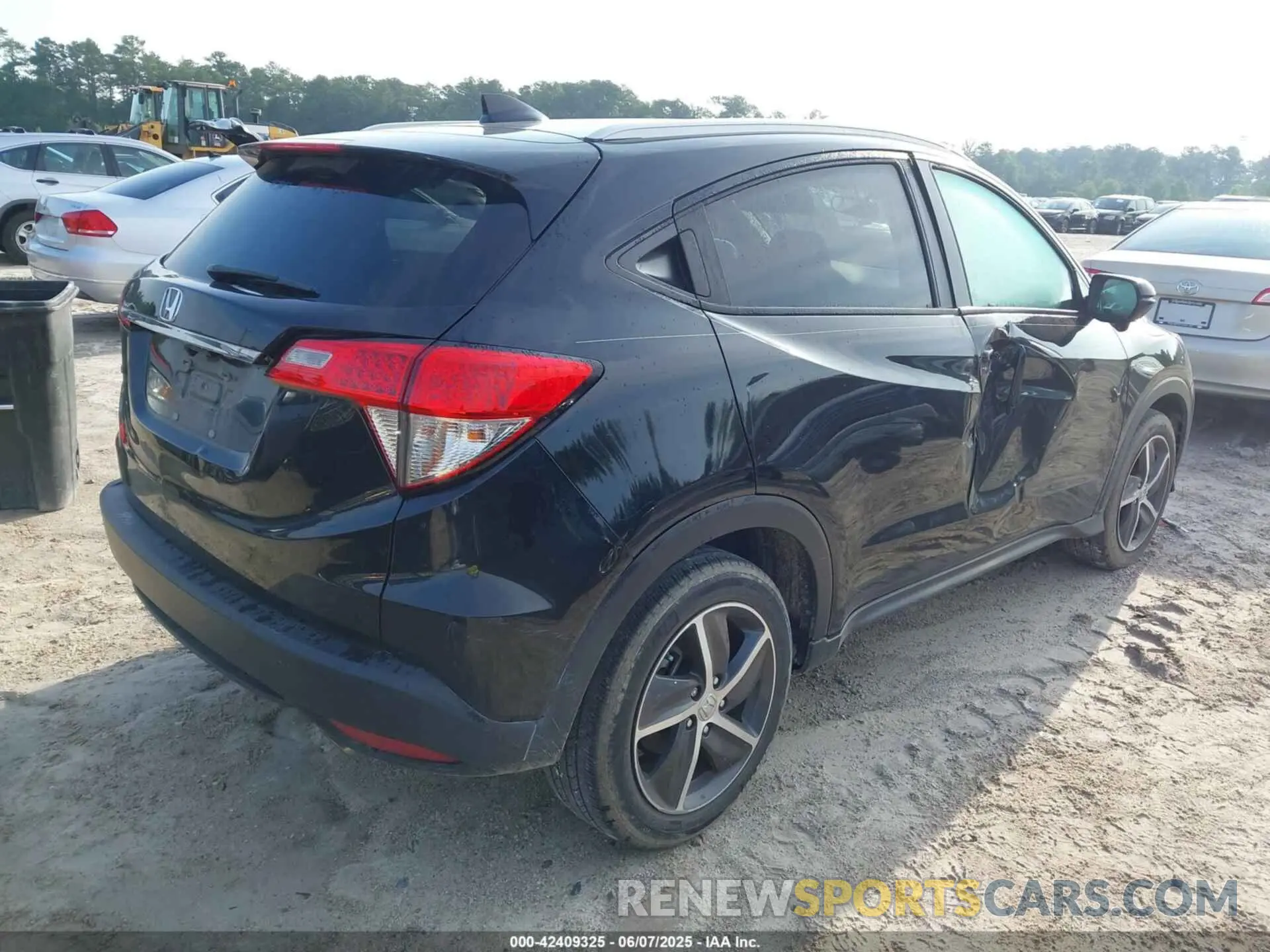 4 Photograph of a damaged car 3CZRU5H57MM703522 HONDA HR-V 2021
