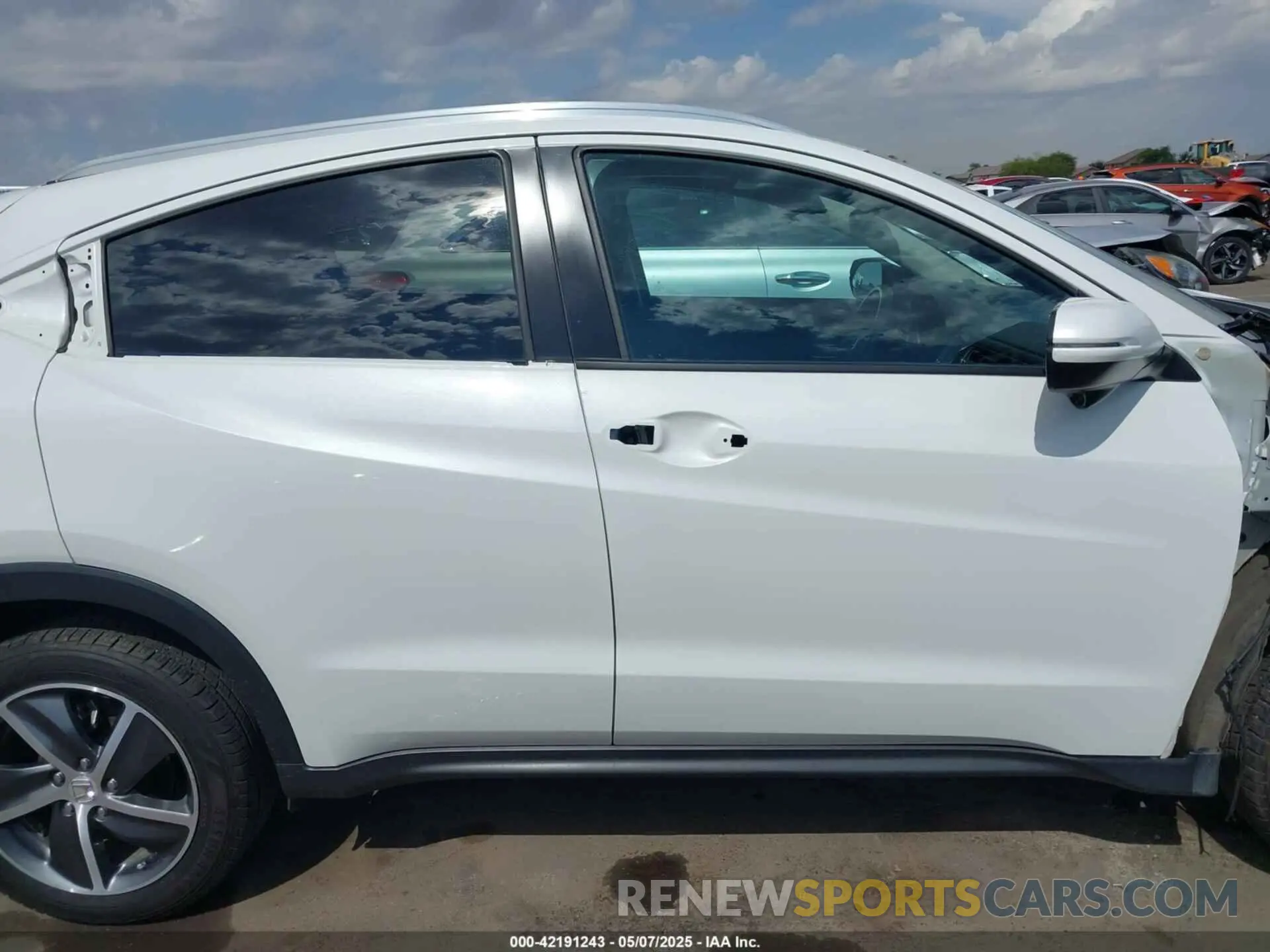 14 Photograph of a damaged car 3CZRU6H52MM752388 HONDA HR-V 2021