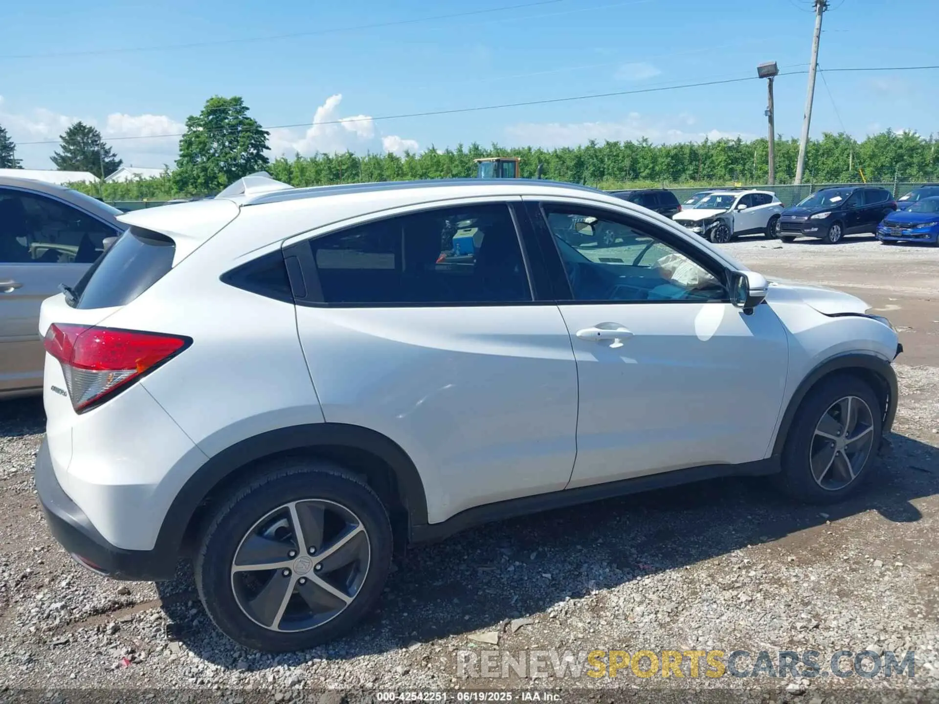 14 Photograph of a damaged car 3CZRU6H55MM756676 HONDA HR-V 2021