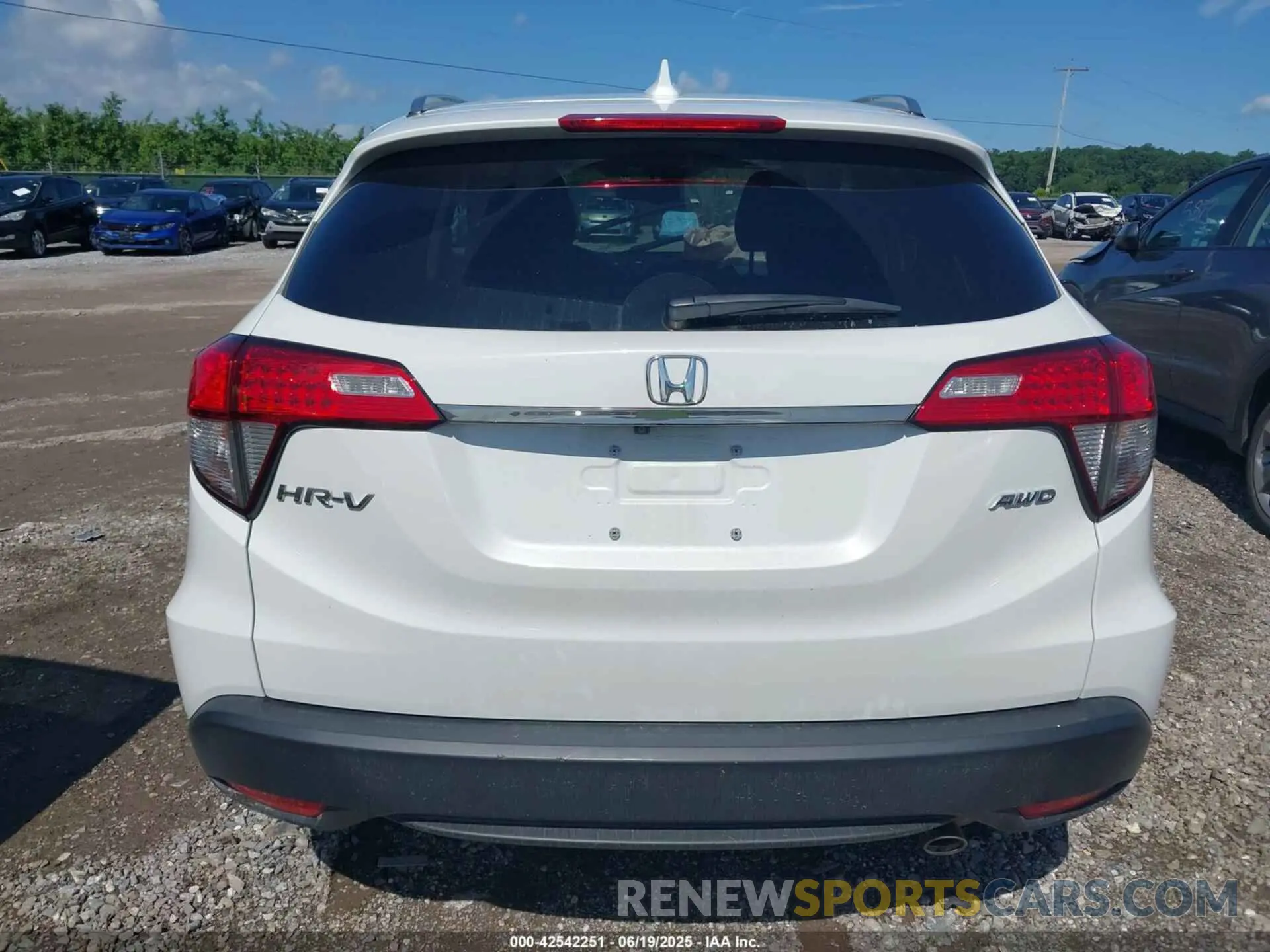 17 Photograph of a damaged car 3CZRU6H55MM756676 HONDA HR-V 2021