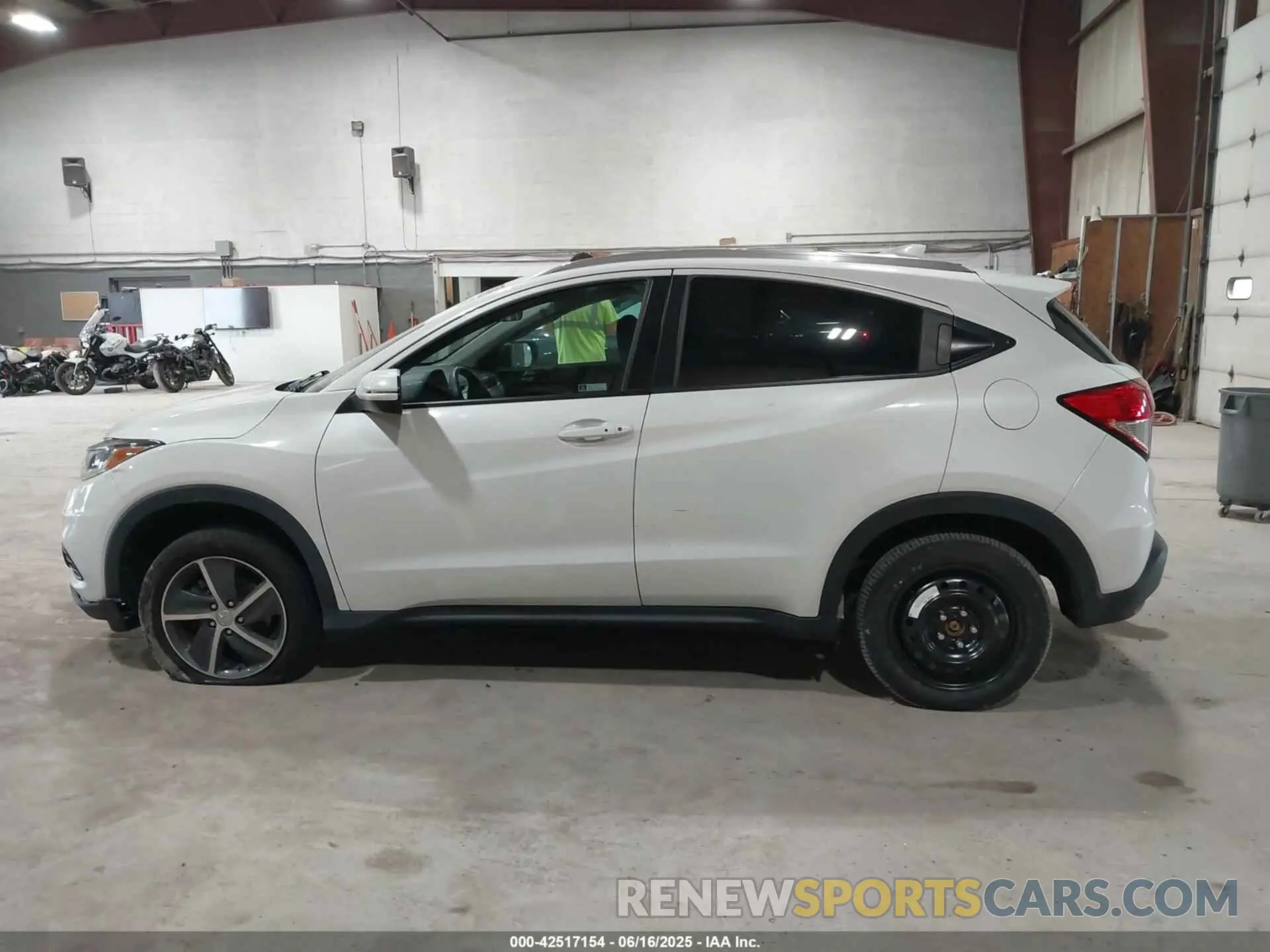 14 Photograph of a damaged car 3CZRU6H57MM712937 HONDA HR-V 2021