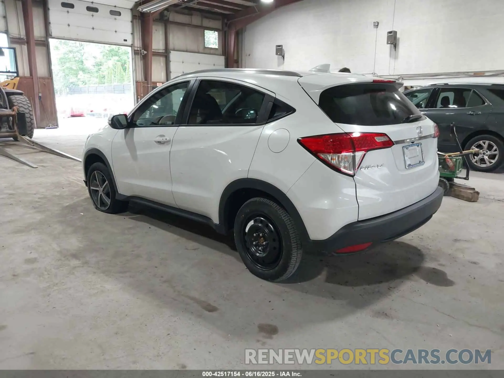 3 Photograph of a damaged car 3CZRU6H57MM712937 HONDA HR-V 2021