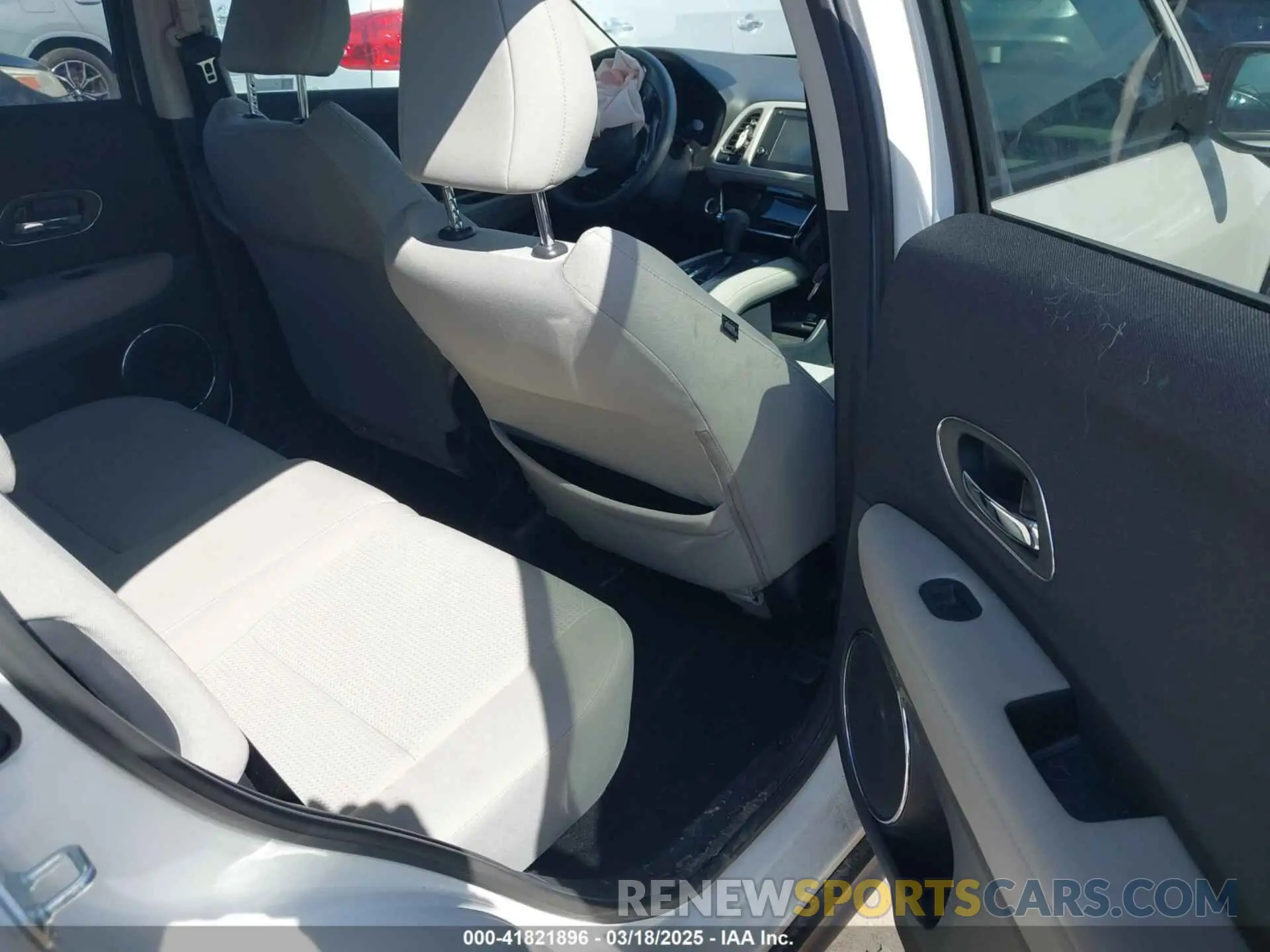 8 Photograph of a damaged car 3CZRU6H59MM727844 HONDA HR-V 2021