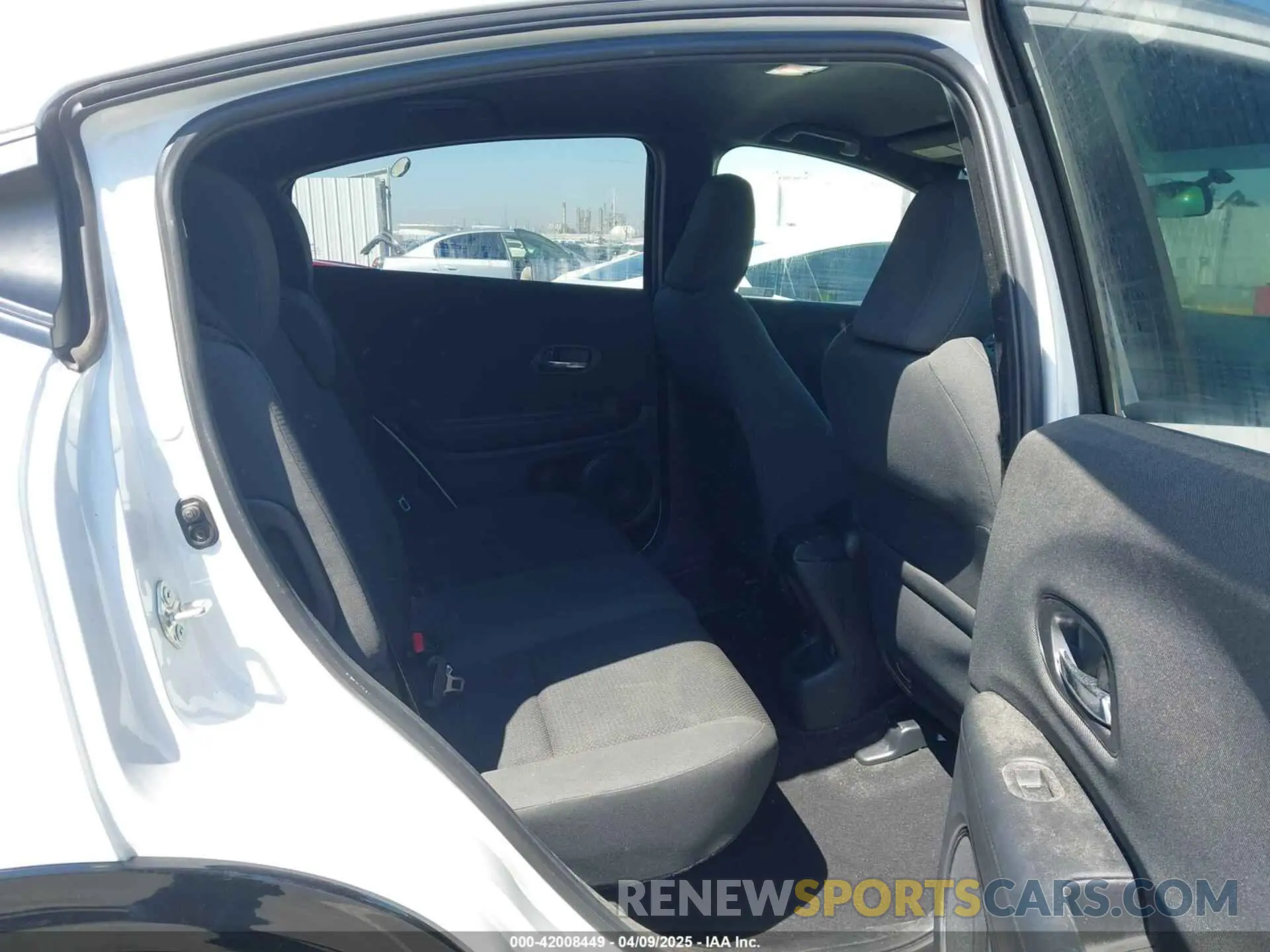 8 Photograph of a damaged car 3CZRU5H10NM709869 HONDA HR-V 2022