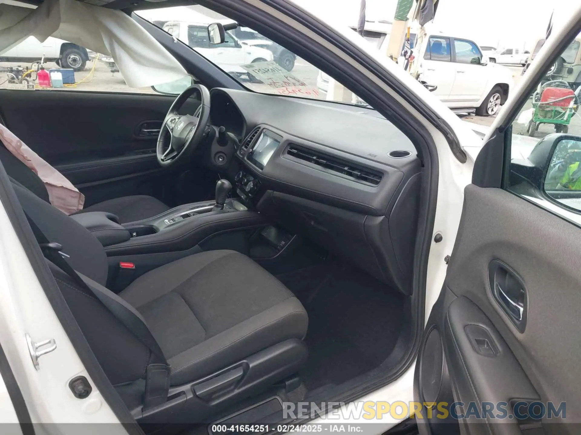 5 Photograph of a damaged car 3CZRU5H16NM742181 HONDA HR-V 2022