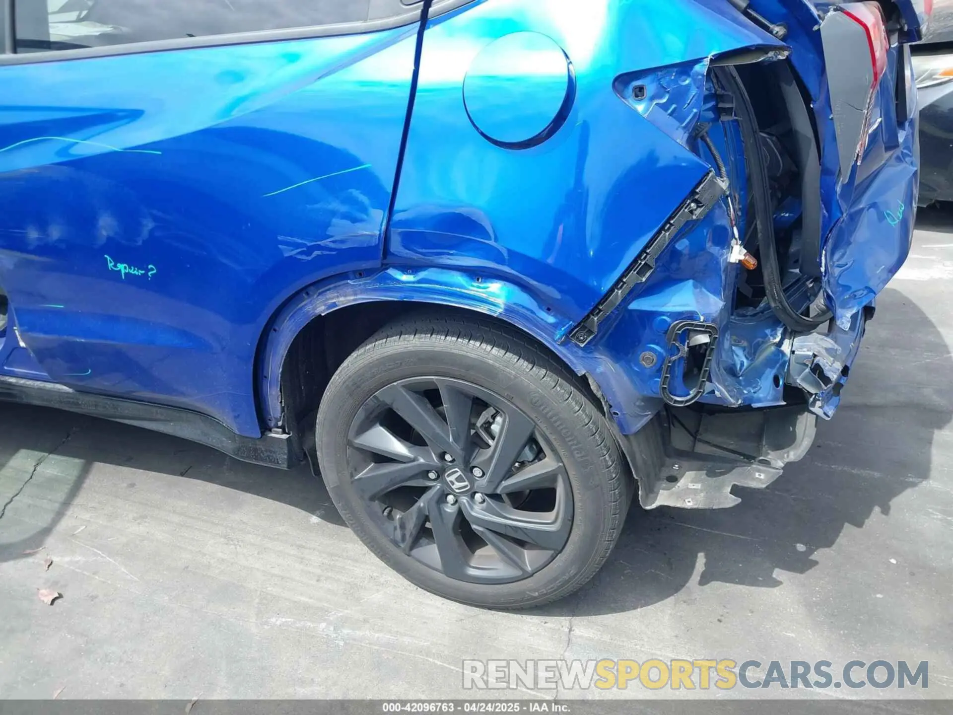 17 Photograph of a damaged car 3CZRU5H18NM745311 HONDA HR-V 2022