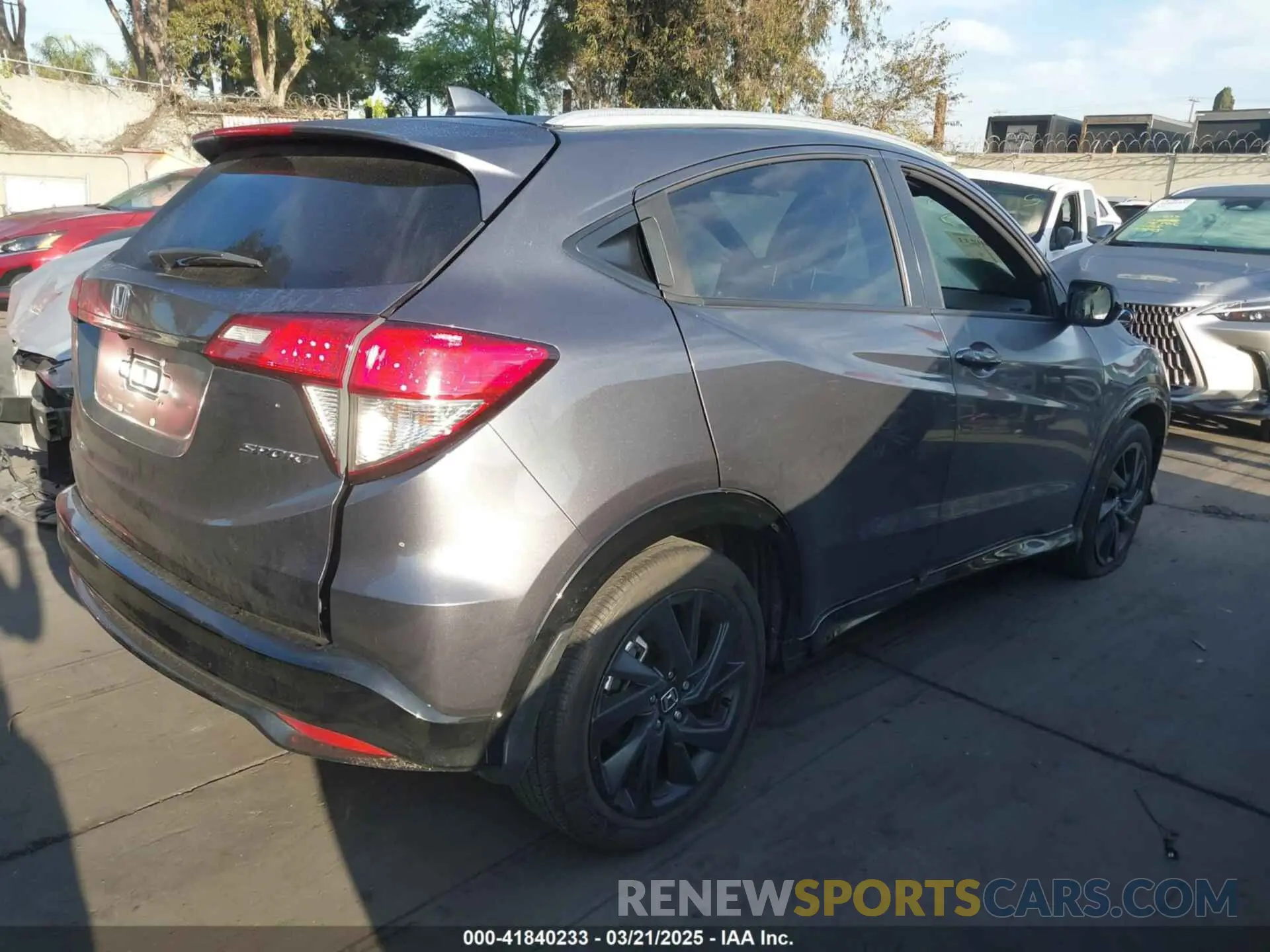 4 Photograph of a damaged car 3CZRU5H19NM701611 HONDA HR-V 2022