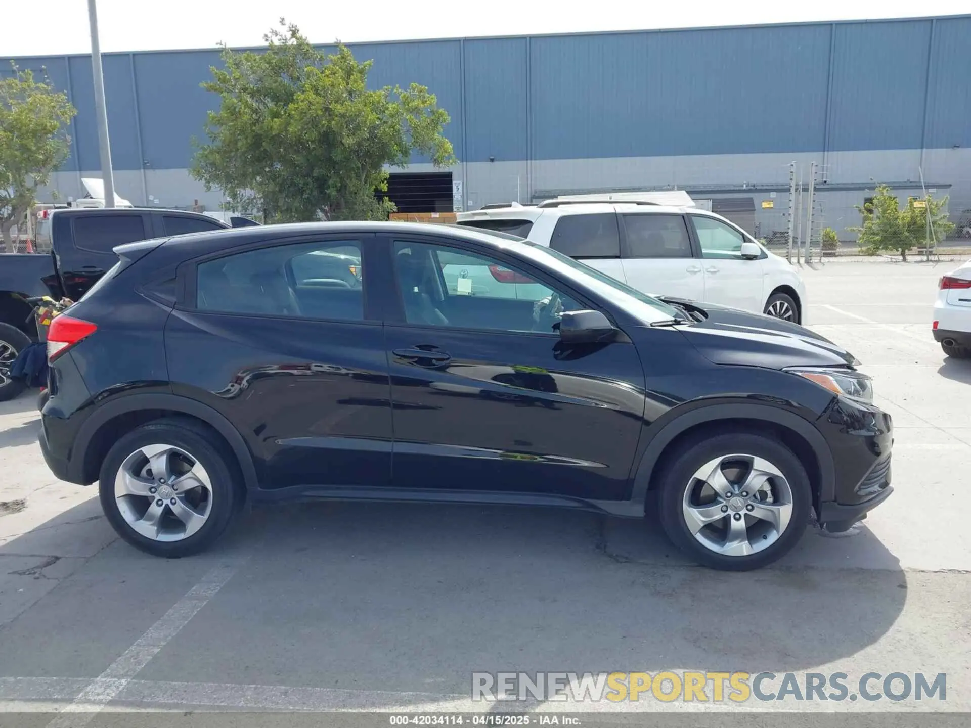 14 Photograph of a damaged car 3CZRU5H33NM737697 HONDA HR-V 2022
