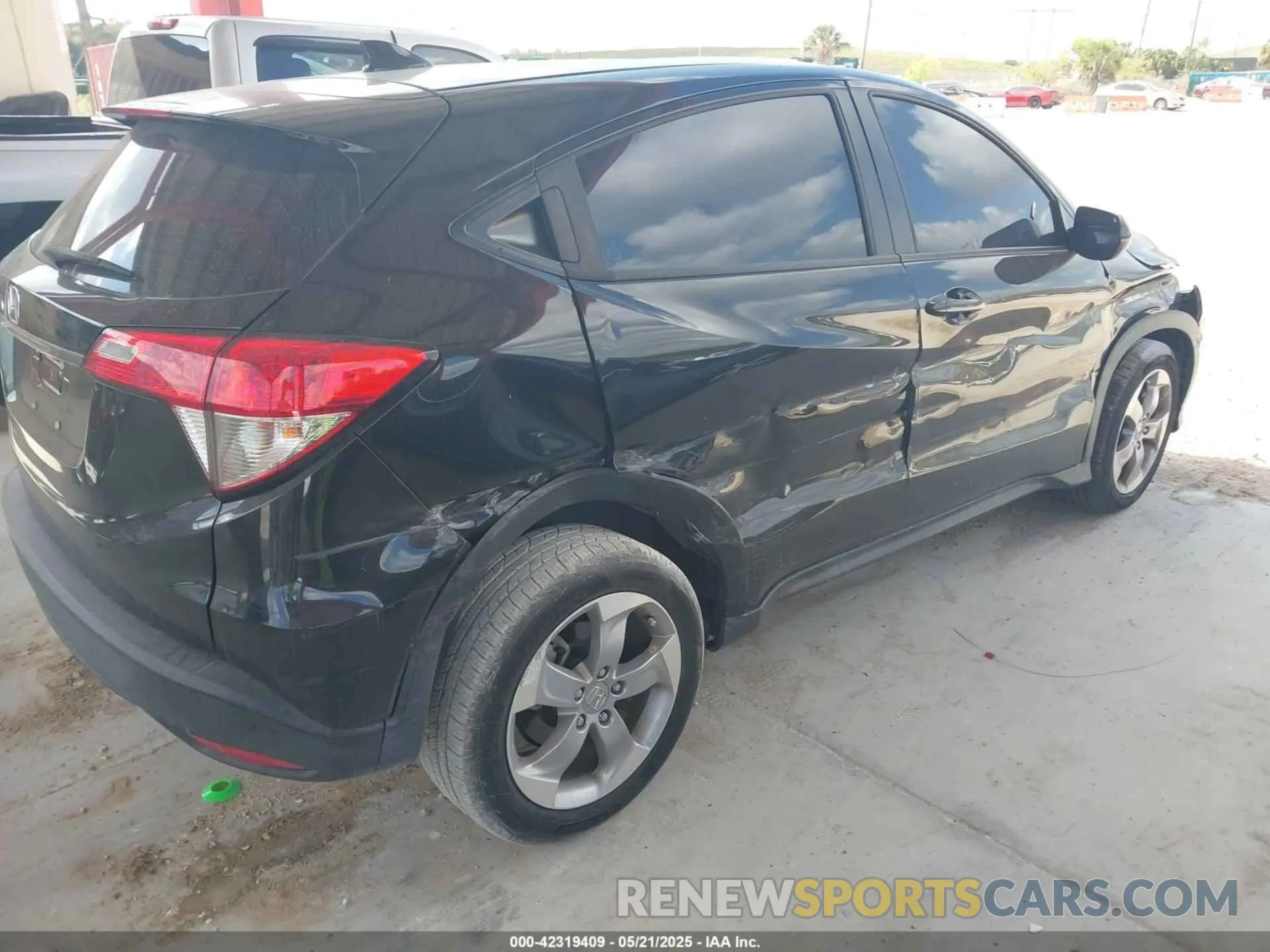 6 Photograph of a damaged car 3CZRU5H34NM704417 HONDA HR-V 2022