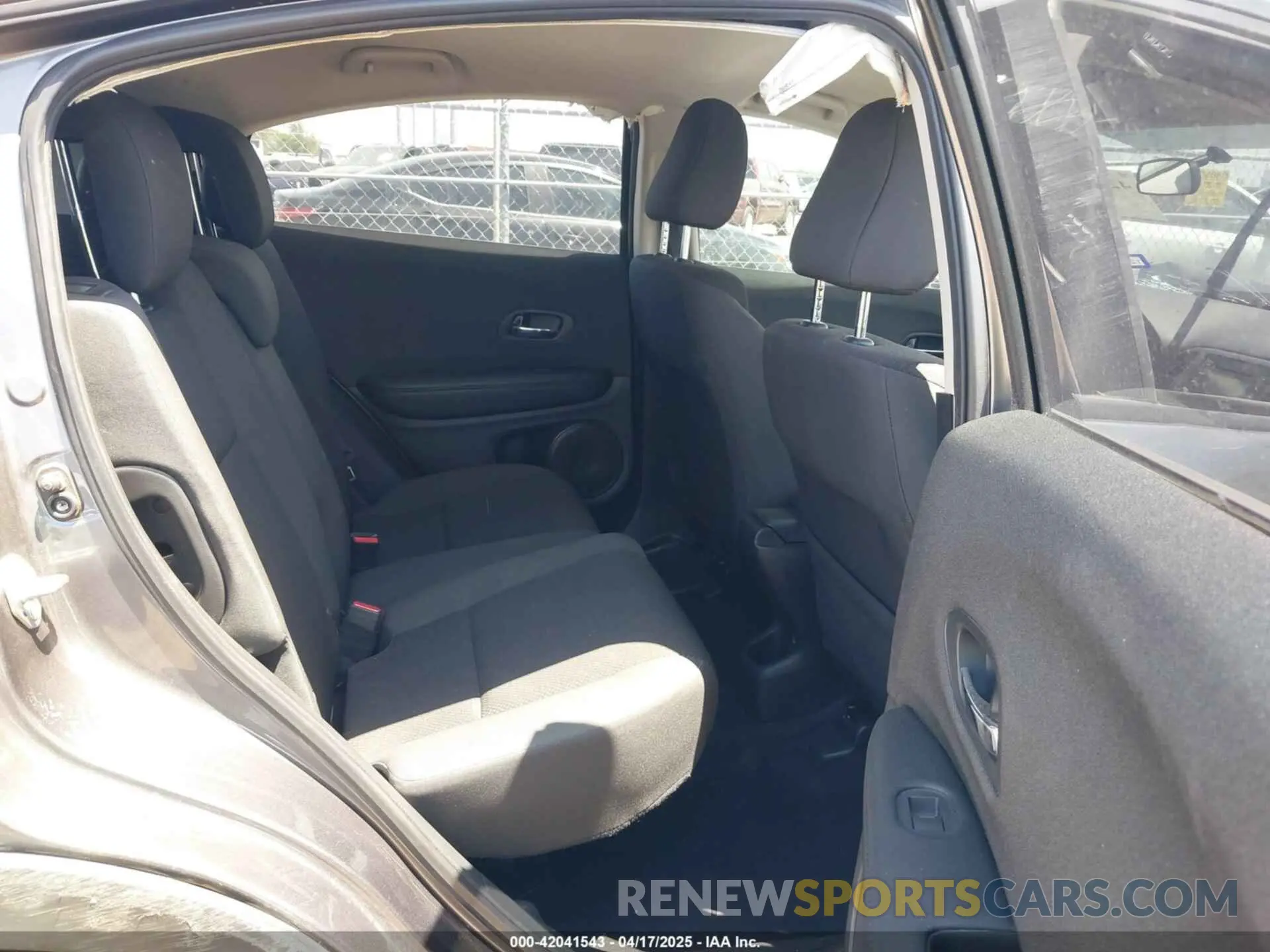8 Photograph of a damaged car 3CZRU5H39NM724775 HONDA HR-V 2022