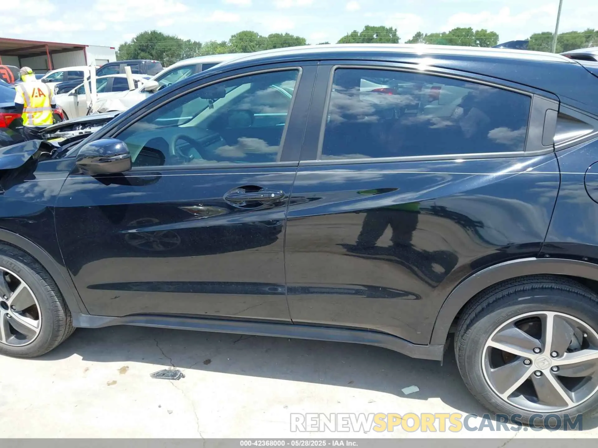 14 Photograph of a damaged car 3CZRU5H52NM700223 HONDA HR-V 2022