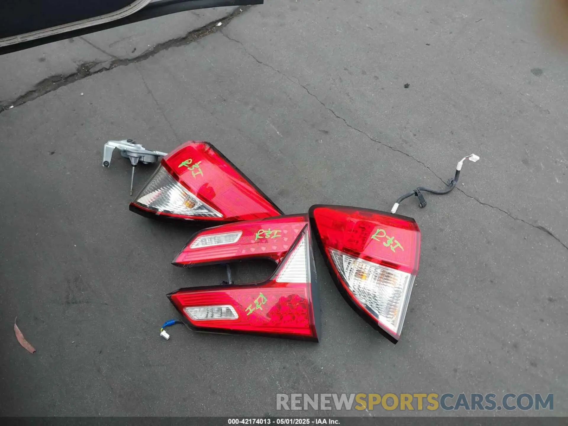 17 Photograph of a damaged car 3CZRU5H56NM744659 HONDA HR-V 2022
