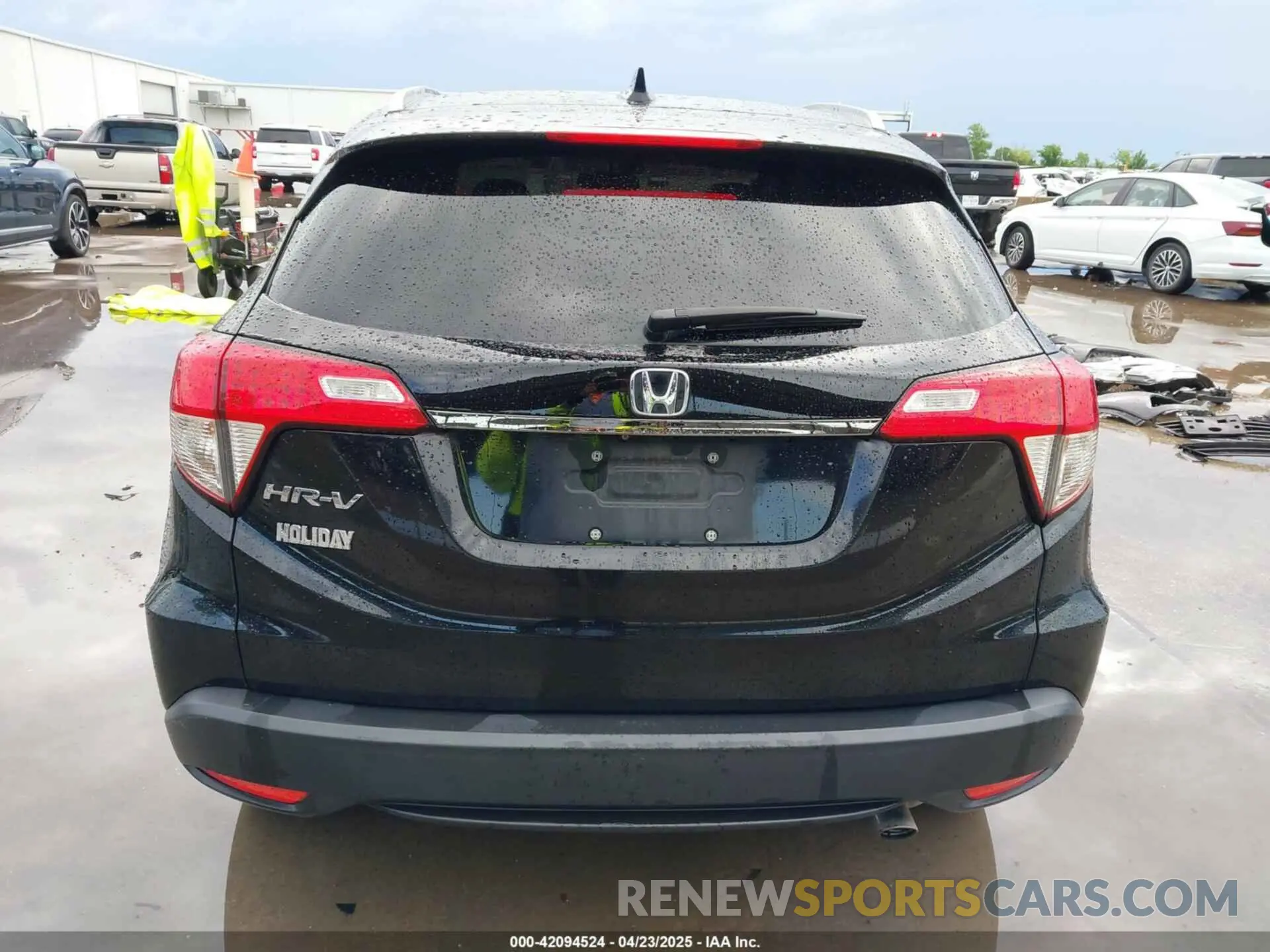 17 Photograph of a damaged car 3CZRU5H58NM742010 HONDA HR-V 2022