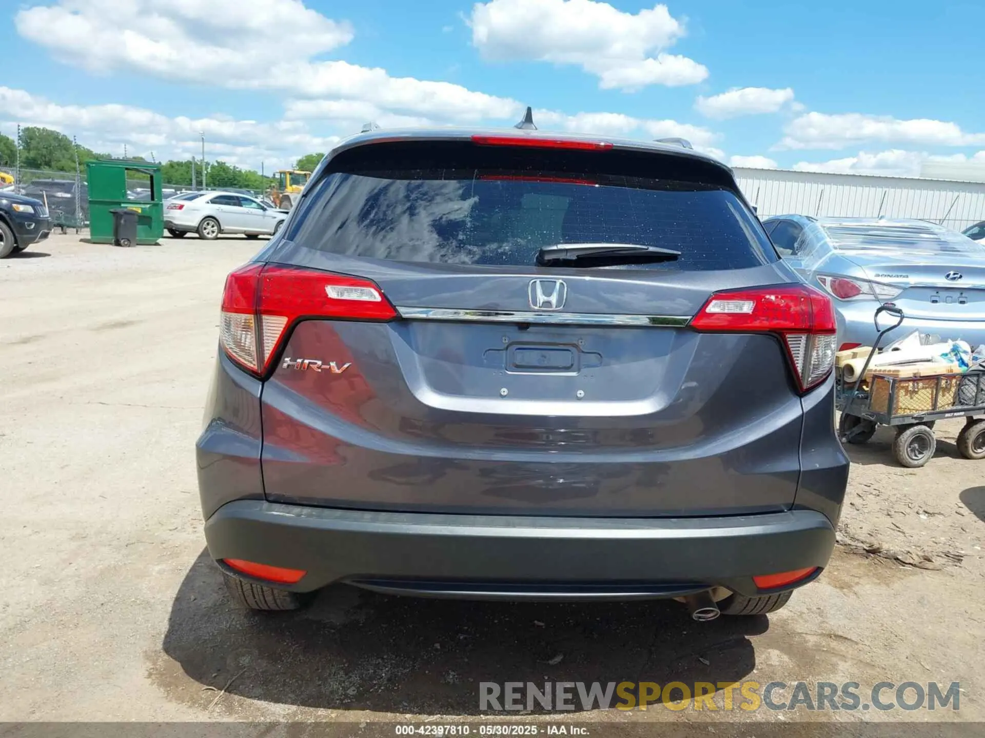 17 Photograph of a damaged car 3CZRU5H58NM743268 HONDA HR-V 2022