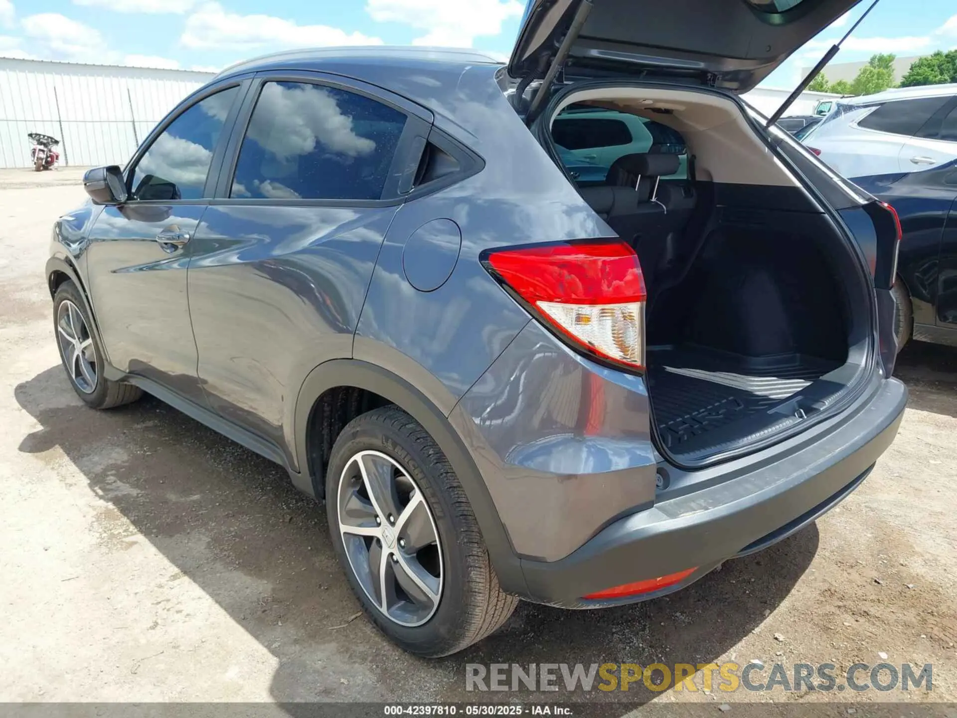 3 Photograph of a damaged car 3CZRU5H58NM743268 HONDA HR-V 2022