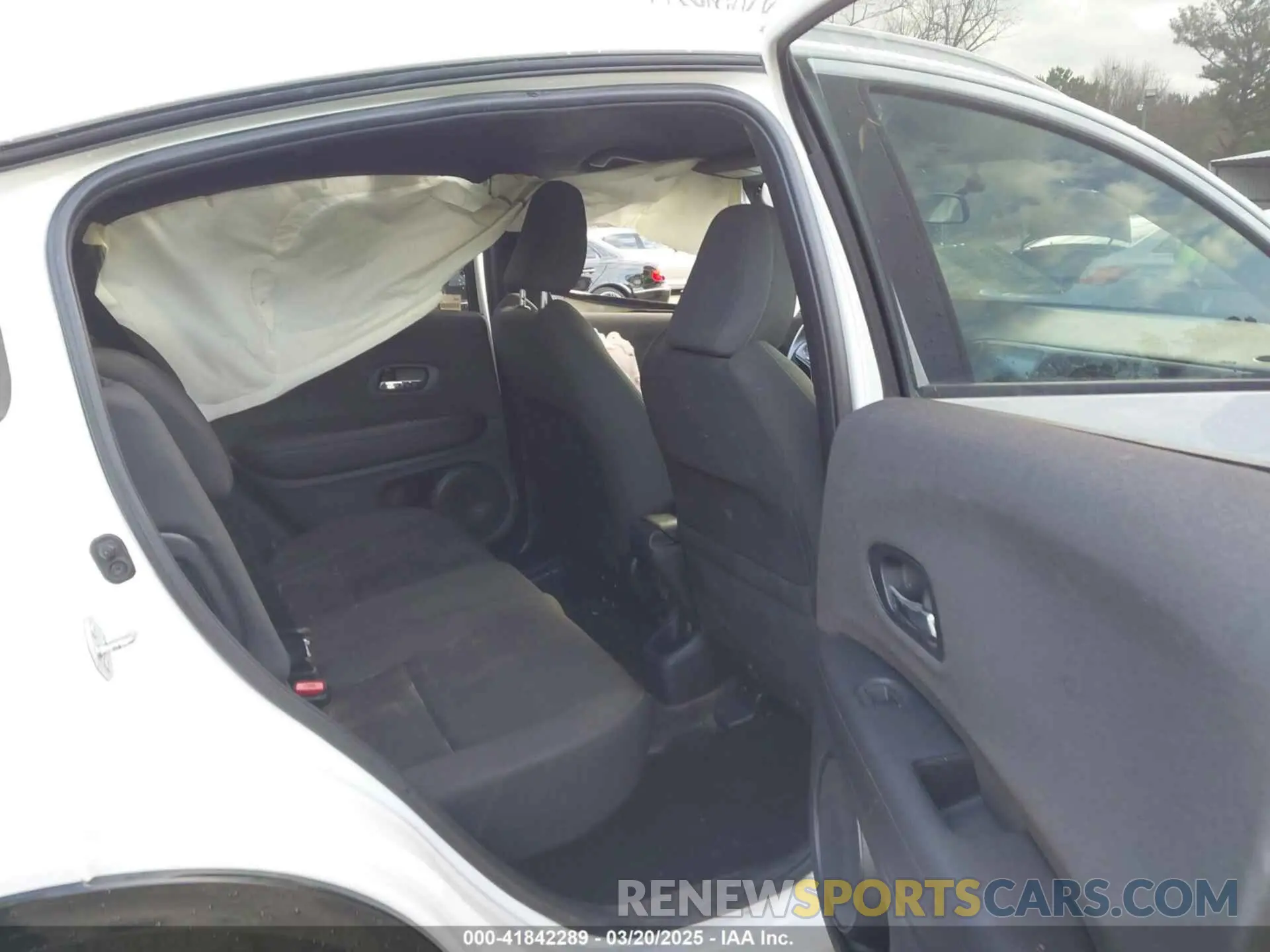 8 Photograph of a damaged car 3CZRU6H16NM708702 HONDA HR-V 2022