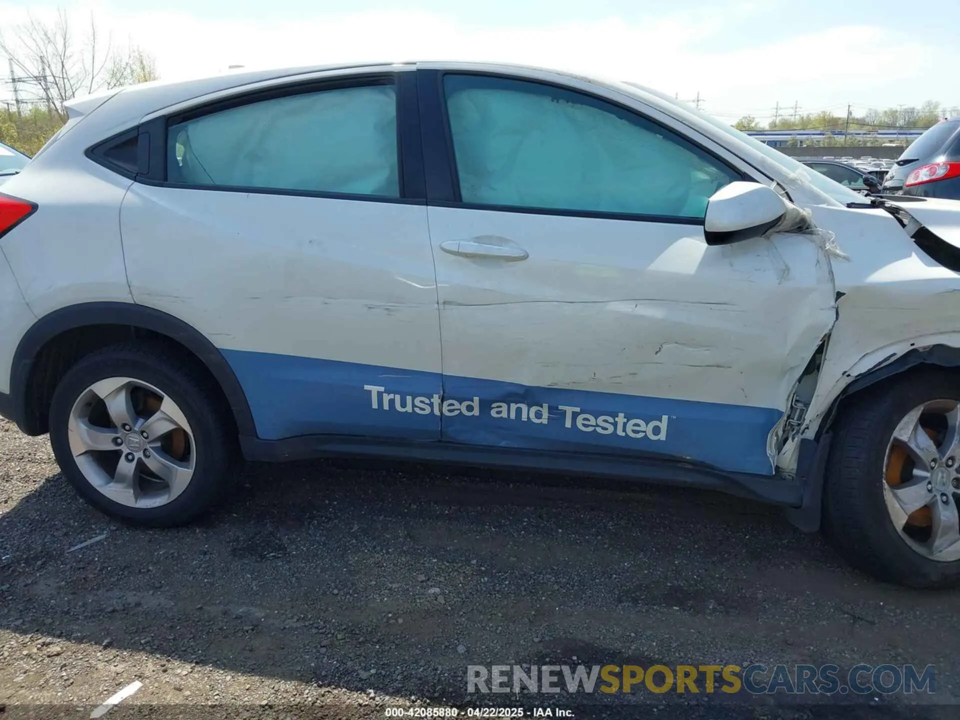 17 Photograph of a damaged car 3CZRU6H32NM706902 HONDA HR-V 2022