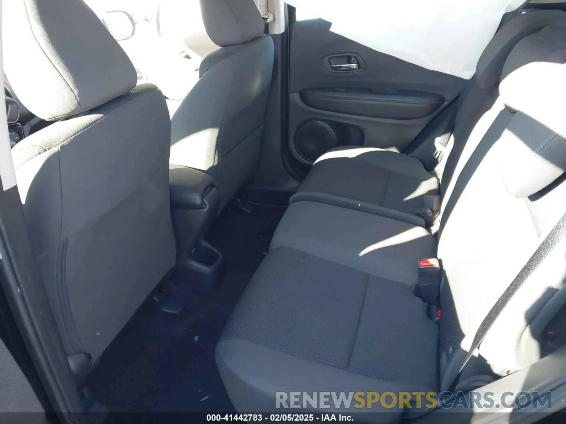 8 Photograph of a damaged car 3CZRU6H36NM718745 HONDA HR-V 2022