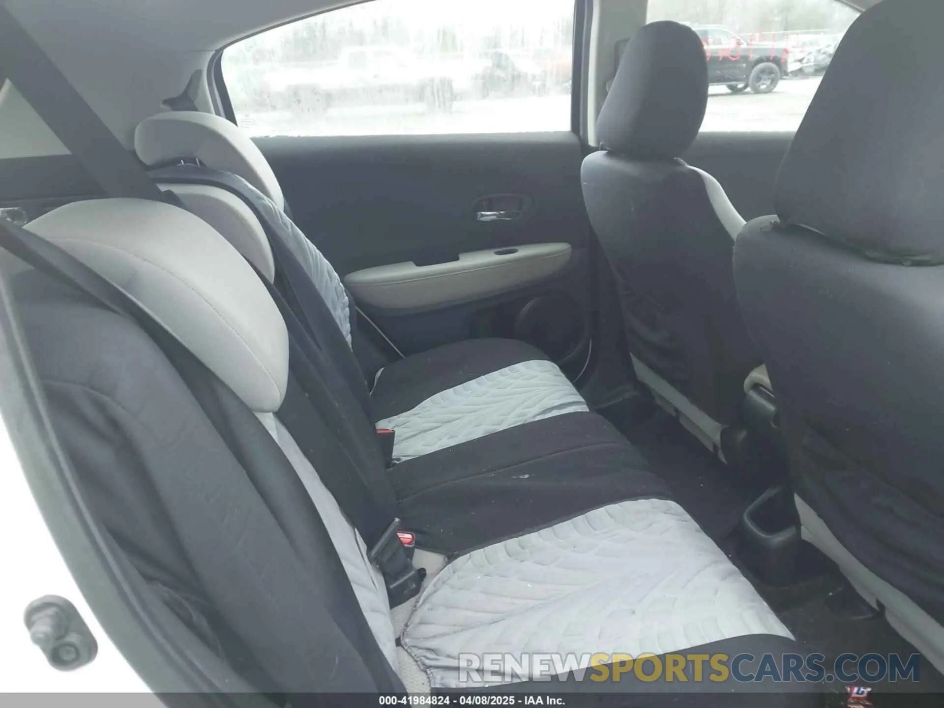 8 Photograph of a damaged car 3CZRU6H38NM744764 HONDA HR-V 2022
